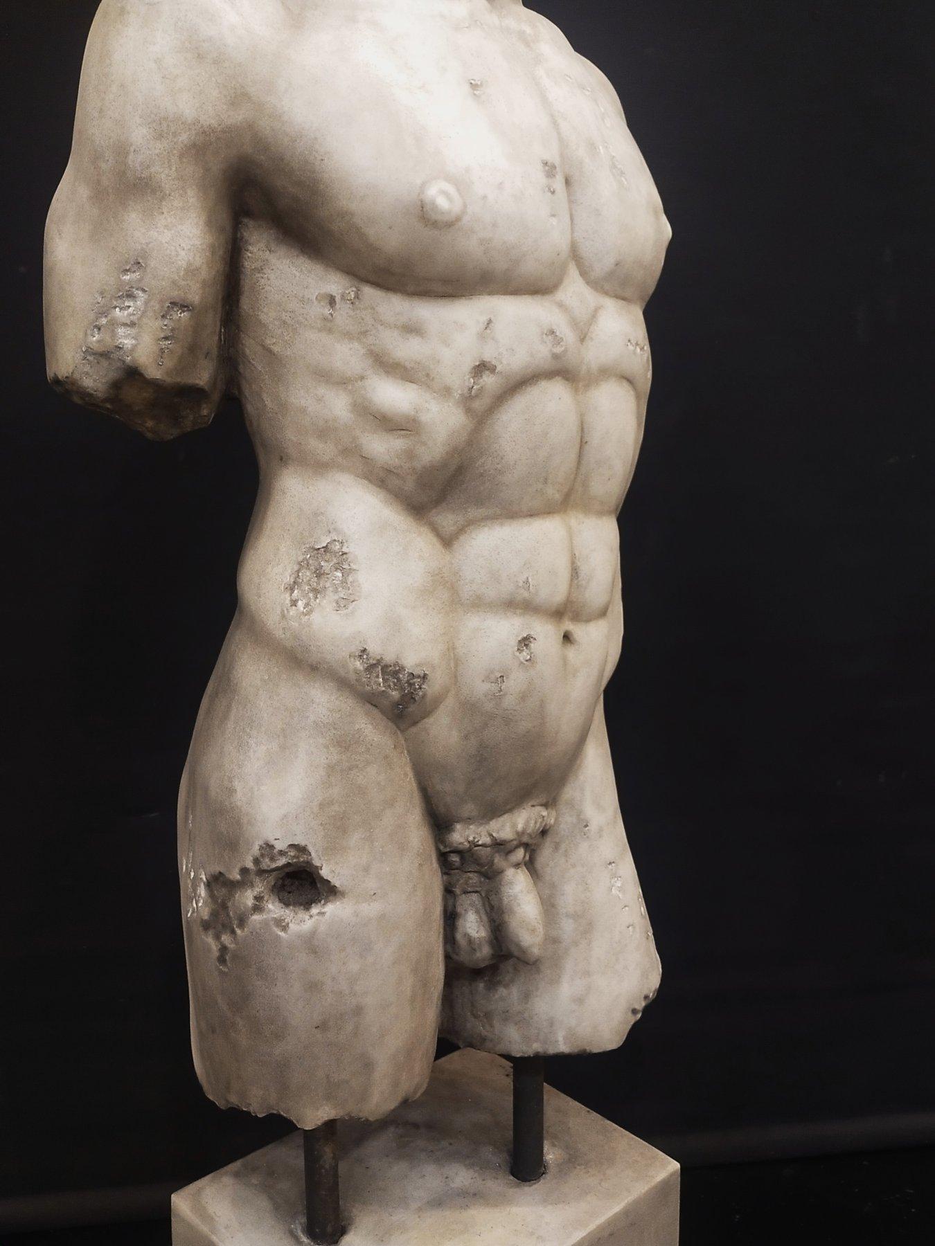 Escultura de Torso de Mercurio en mármol, h 92 cm, principios del siglo XX. SE PUEDEN SOLICITAR FOTOS ADICIONALES, INFORMACIÓN DEL LOTE E INFORMACIÓN DE ENVÍO ENVIANDO UN CORREO ELECTRÓNICO

Gastos de envío indicativos en Italia: 200 euros y en