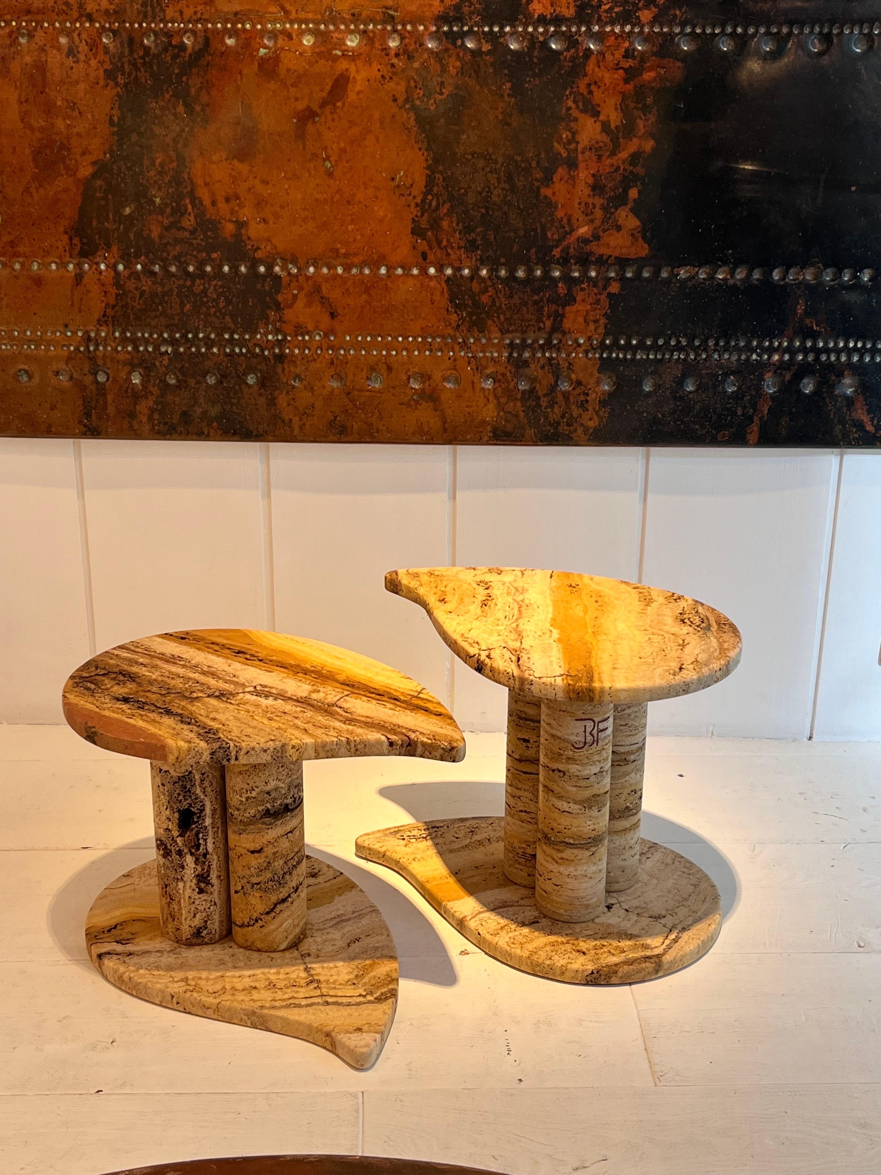Français Tables d'appoint en marbre et travertin par Jean-Frédéric Bourdier en vente