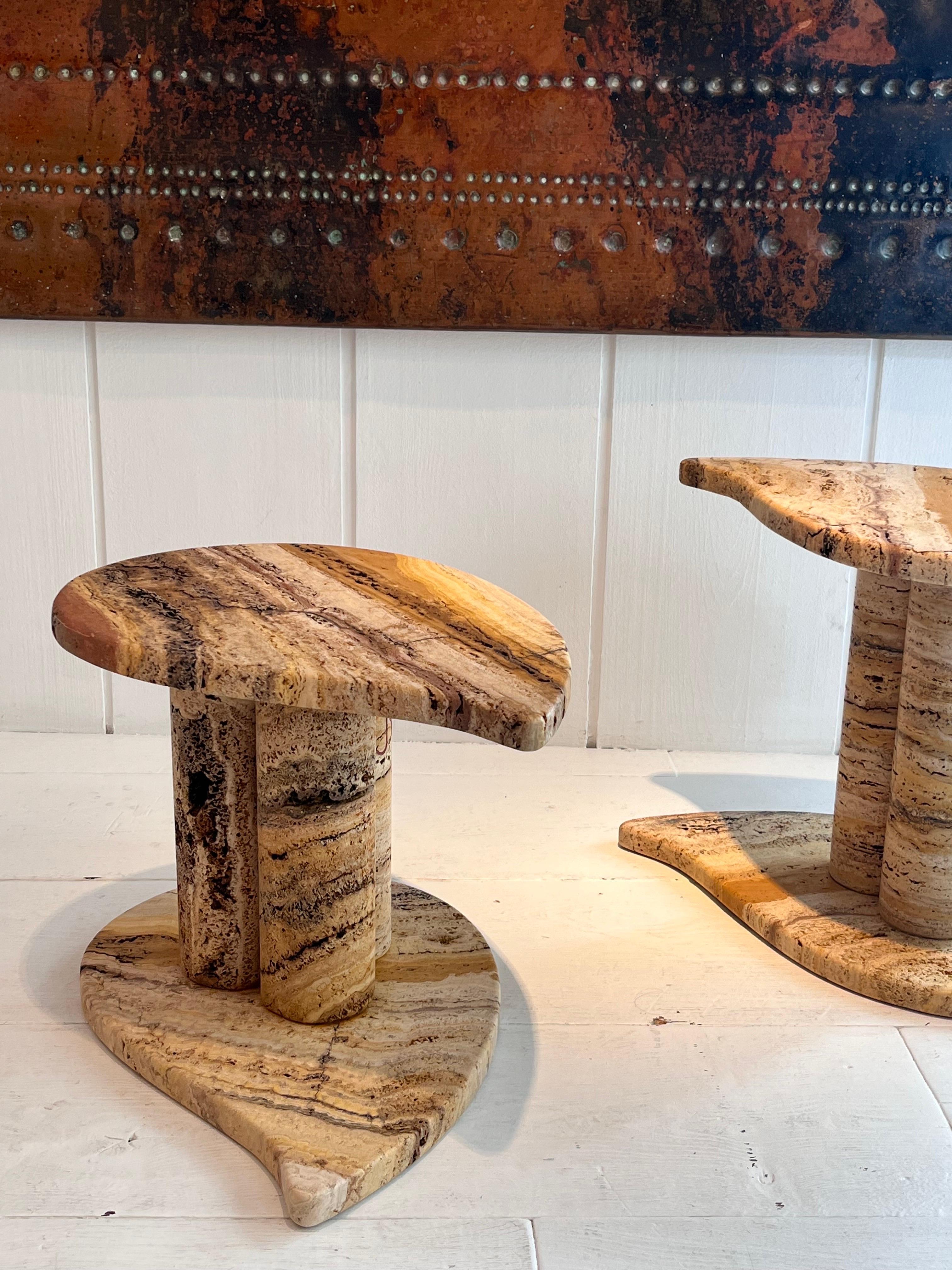 Travertin Tables d'appoint en marbre et travertin par Jean-Frédéric Bourdier en vente