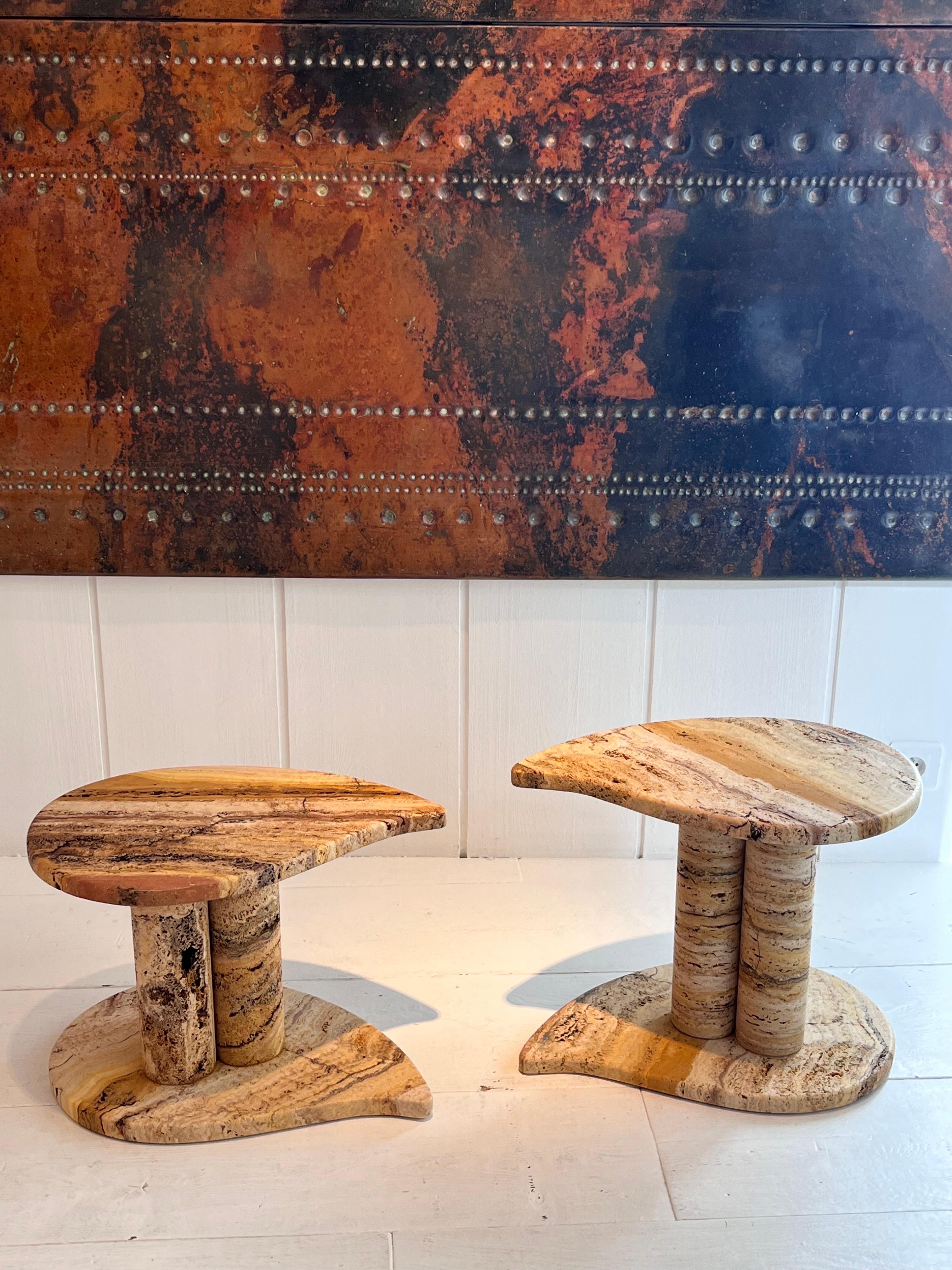 Tables d'appoint en marbre et travertin par Jean-Frédéric Bourdier en vente 1