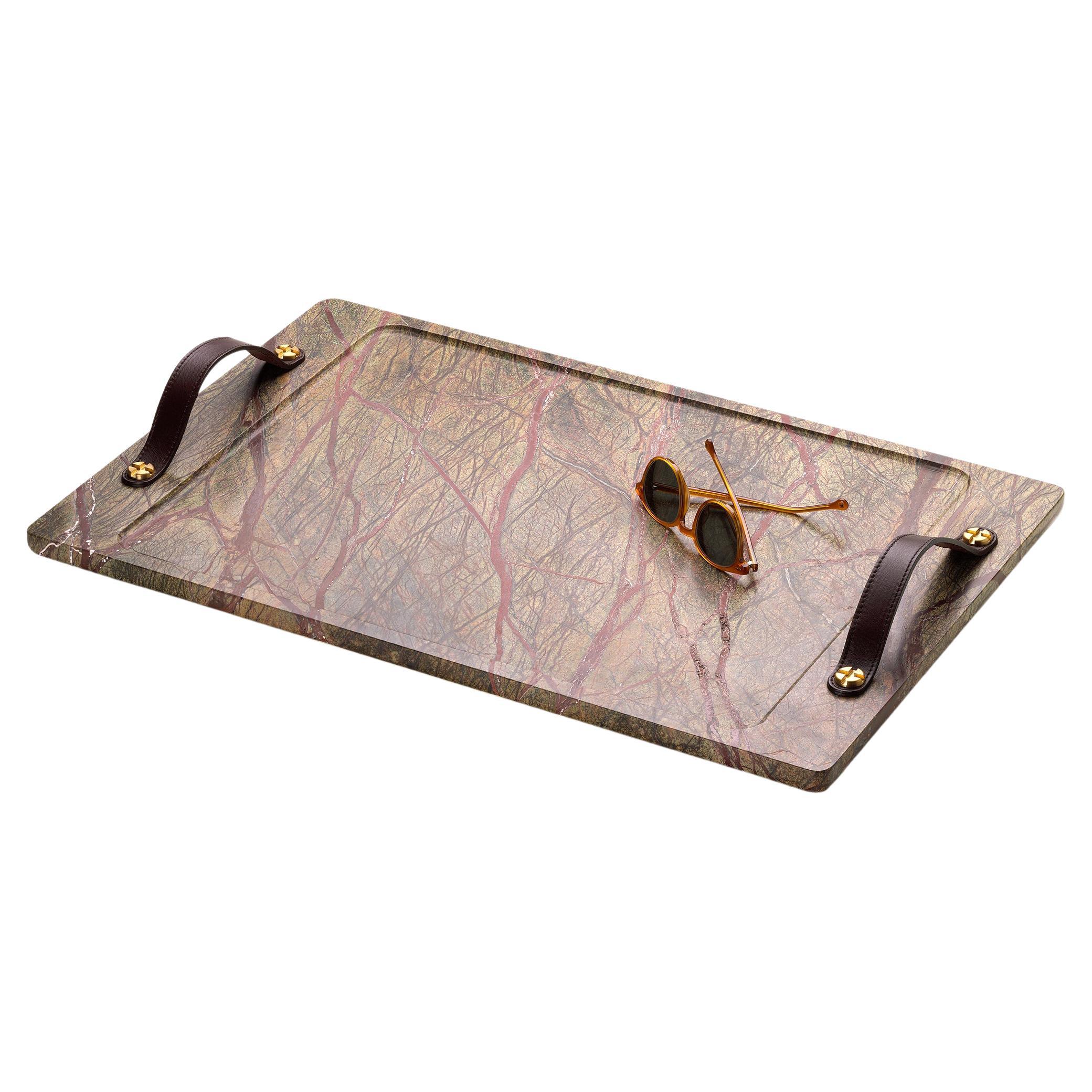 Bidasar Marmortabletts mit Lederriemen und Bodenverstärkung aus Messing. Tablett aus Bidasar-Marmor mit unbearbeiteter Textur. Indischer Regenwaldmarmor, auch bekannt als Bidasar, ist der feinste und hochwertigste indische Marmor. Der Stein zeigt