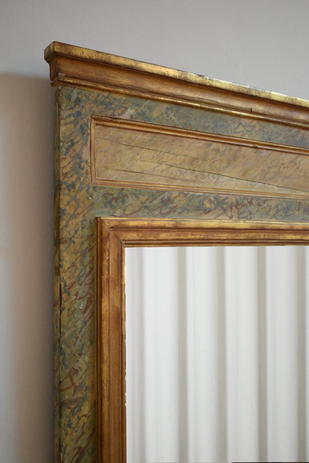 Specchio da soffitto in stile neoclassico con cornice in legno dorato e laccatura effetto marmo, color mercurio. Italia, anni '40.