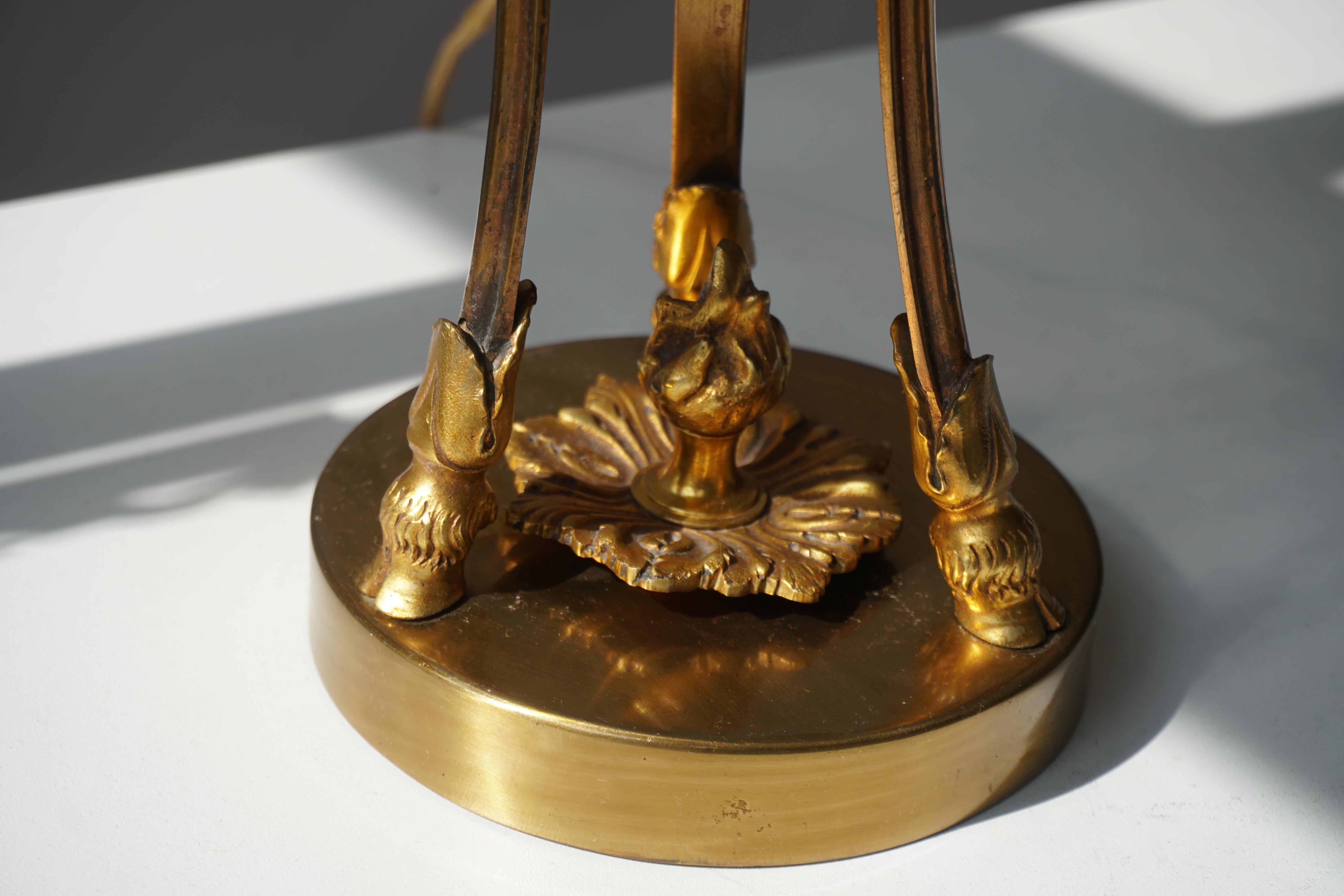 Marmor-Lampe in Urnenform mit Widderköpfen aus Bronze und Goldbronze im Angebot 3