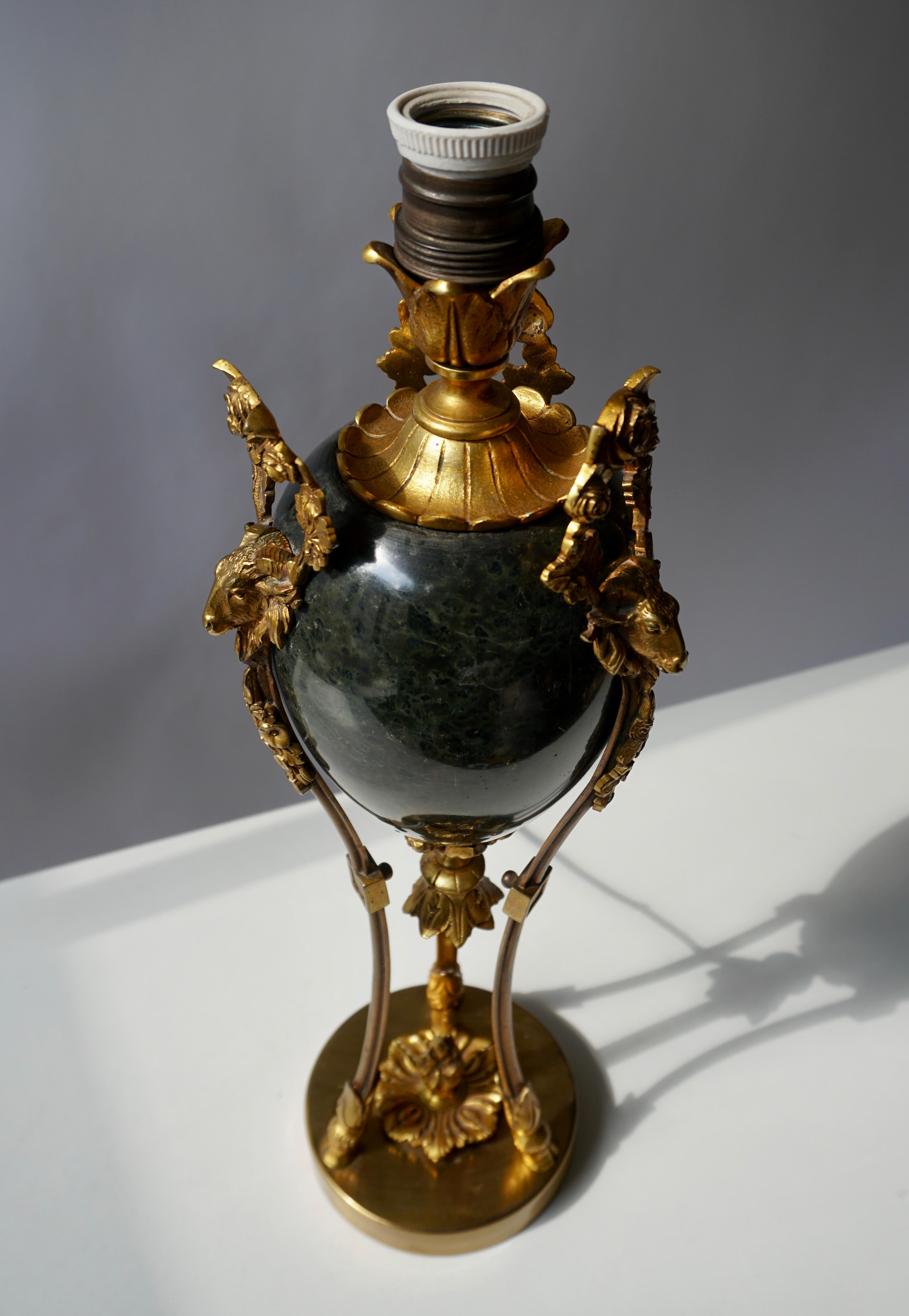 Marmor-Lampe in Urnenform mit Widderköpfen aus Bronze und Goldbronze (Hollywood Regency) im Angebot