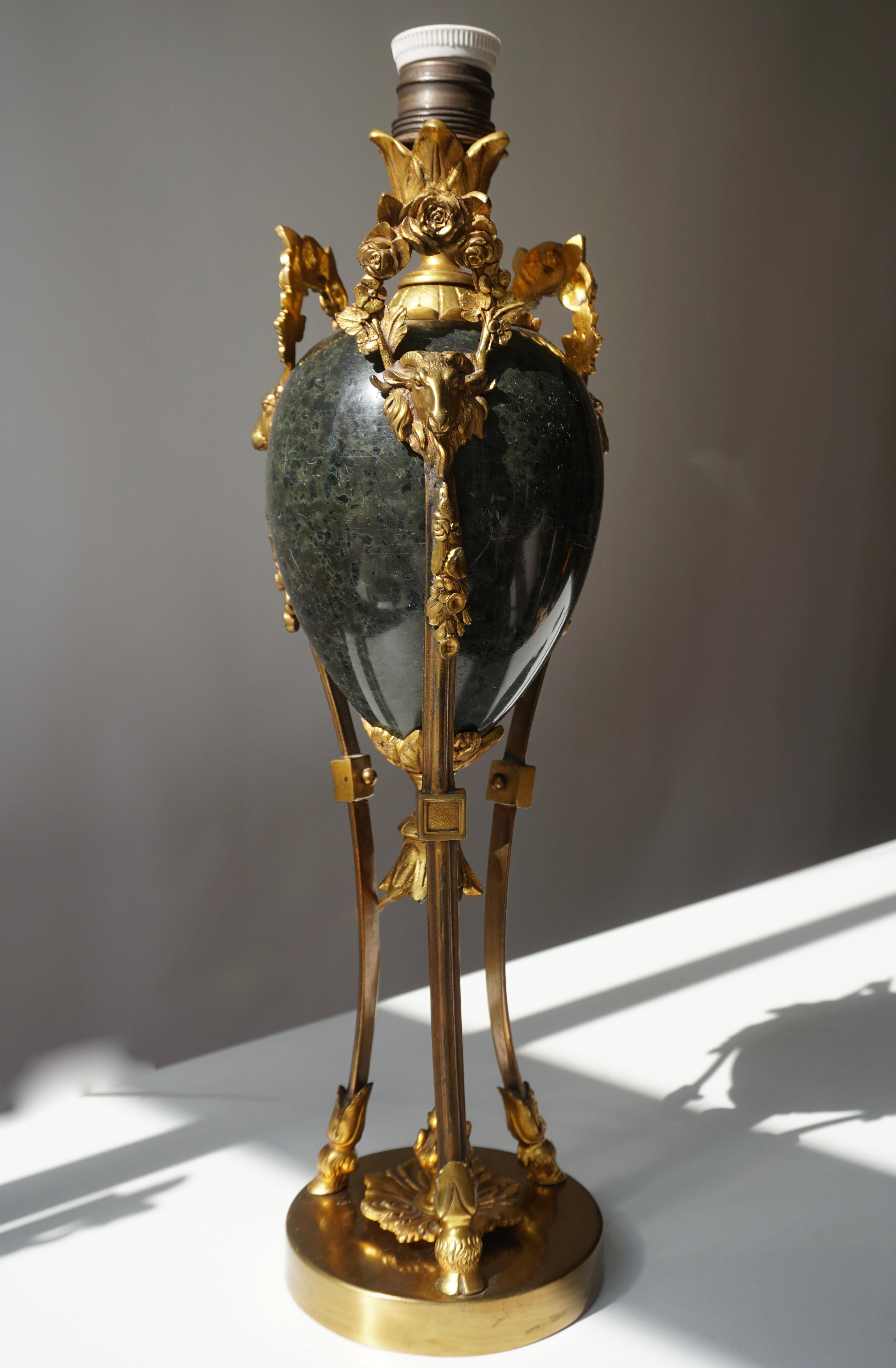 Marmor-Lampe in Urnenform mit Widderköpfen aus Bronze und Goldbronze (Französisch) im Angebot
