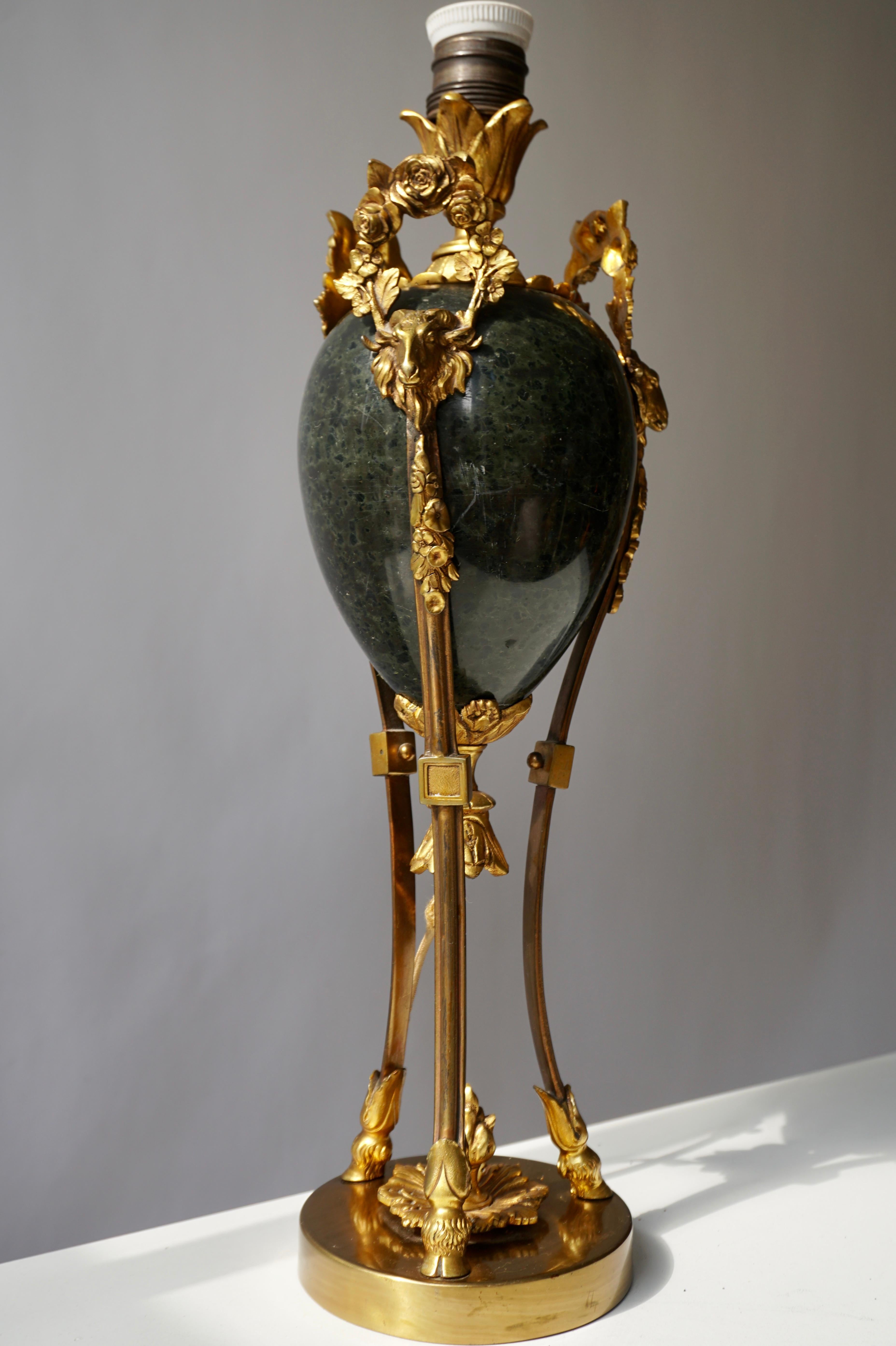 Marmor-Lampe in Urnenform mit Widderköpfen aus Bronze und Goldbronze im Zustand „Gut“ im Angebot in Antwerp, BE