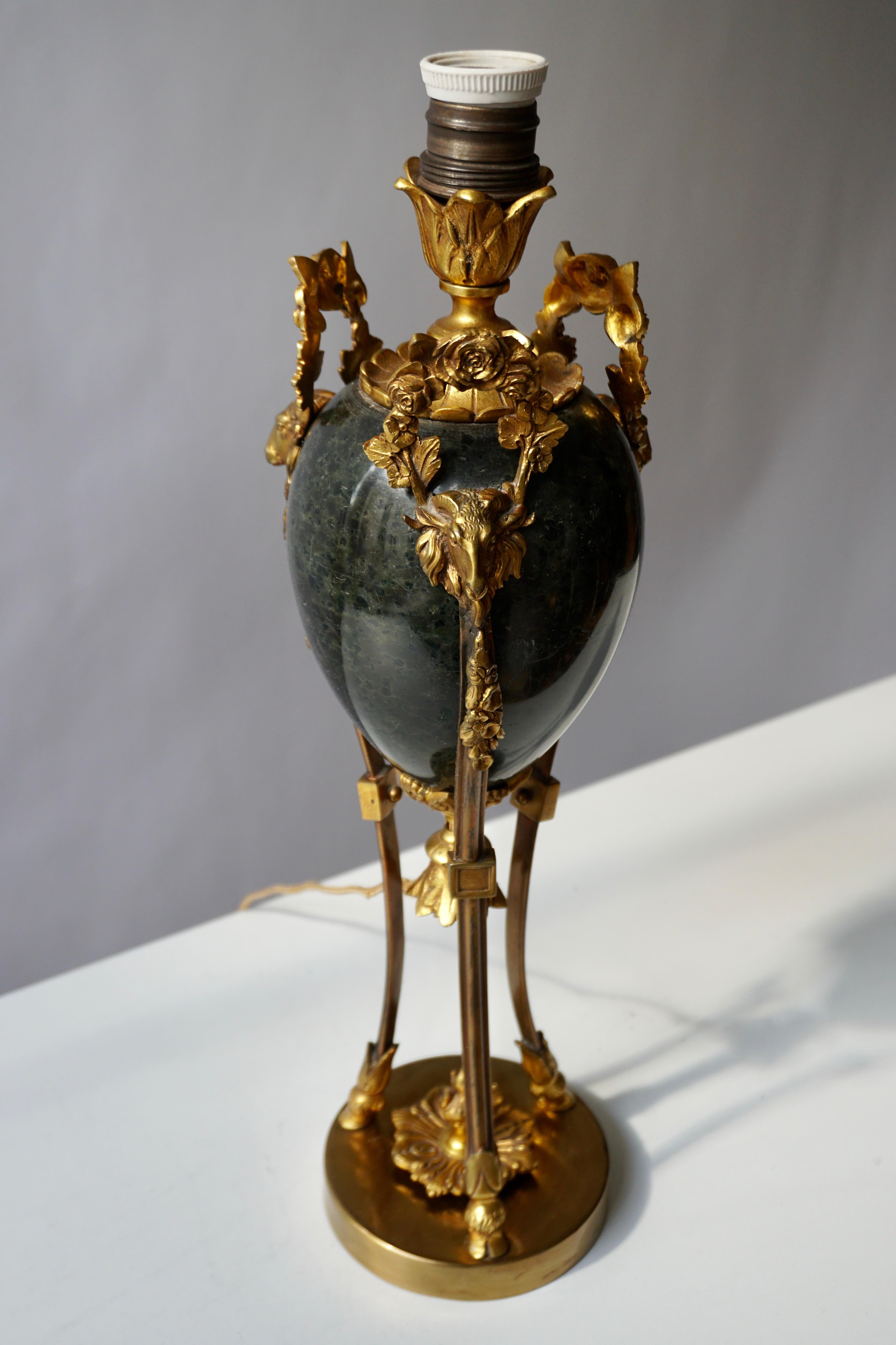 Marmor-Lampe in Urnenform mit Widderköpfen aus Bronze und Goldbronze (20. Jahrhundert) im Angebot