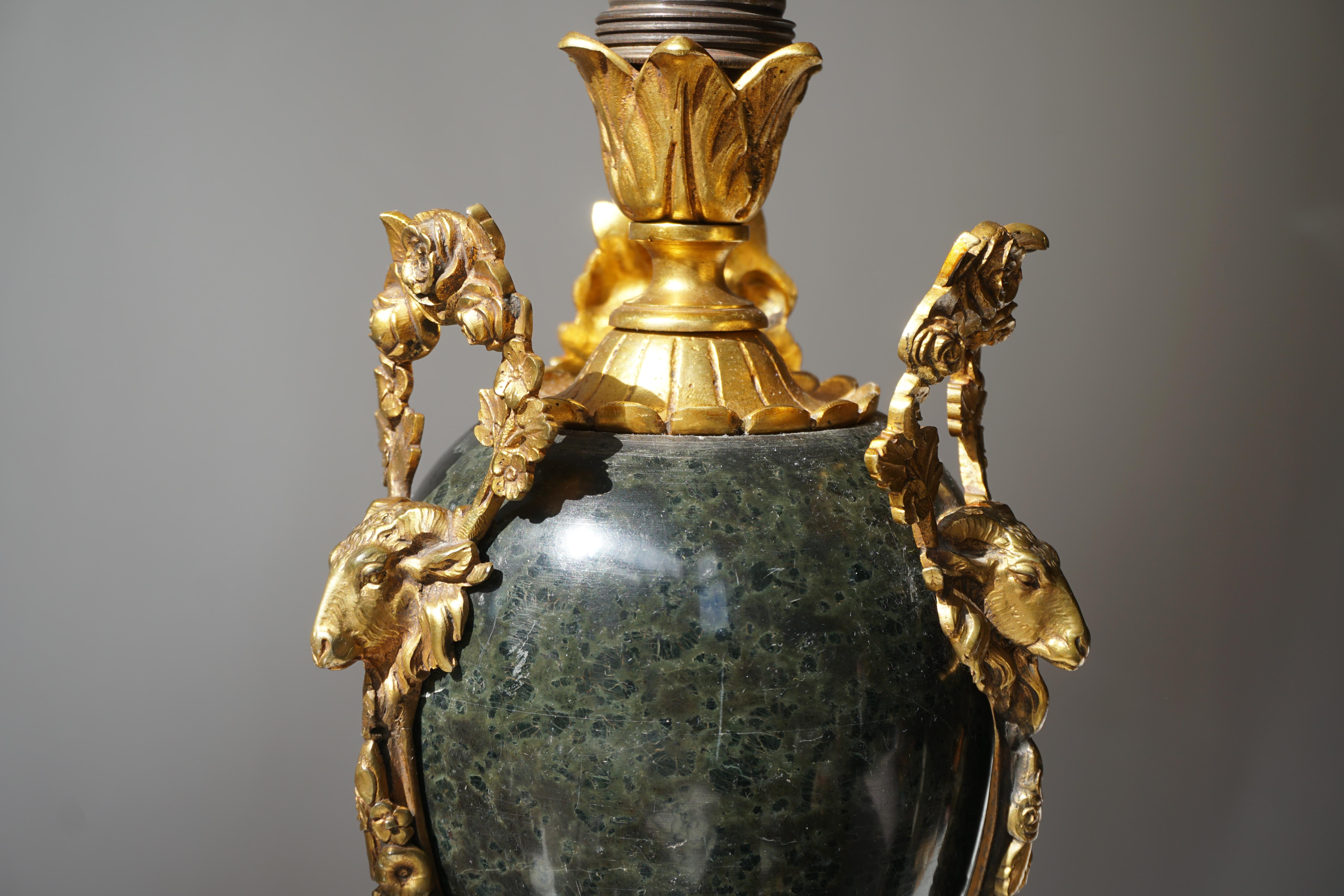 Marmor-Lampe in Urnenform mit Widderköpfen aus Bronze und Goldbronze im Angebot 1
