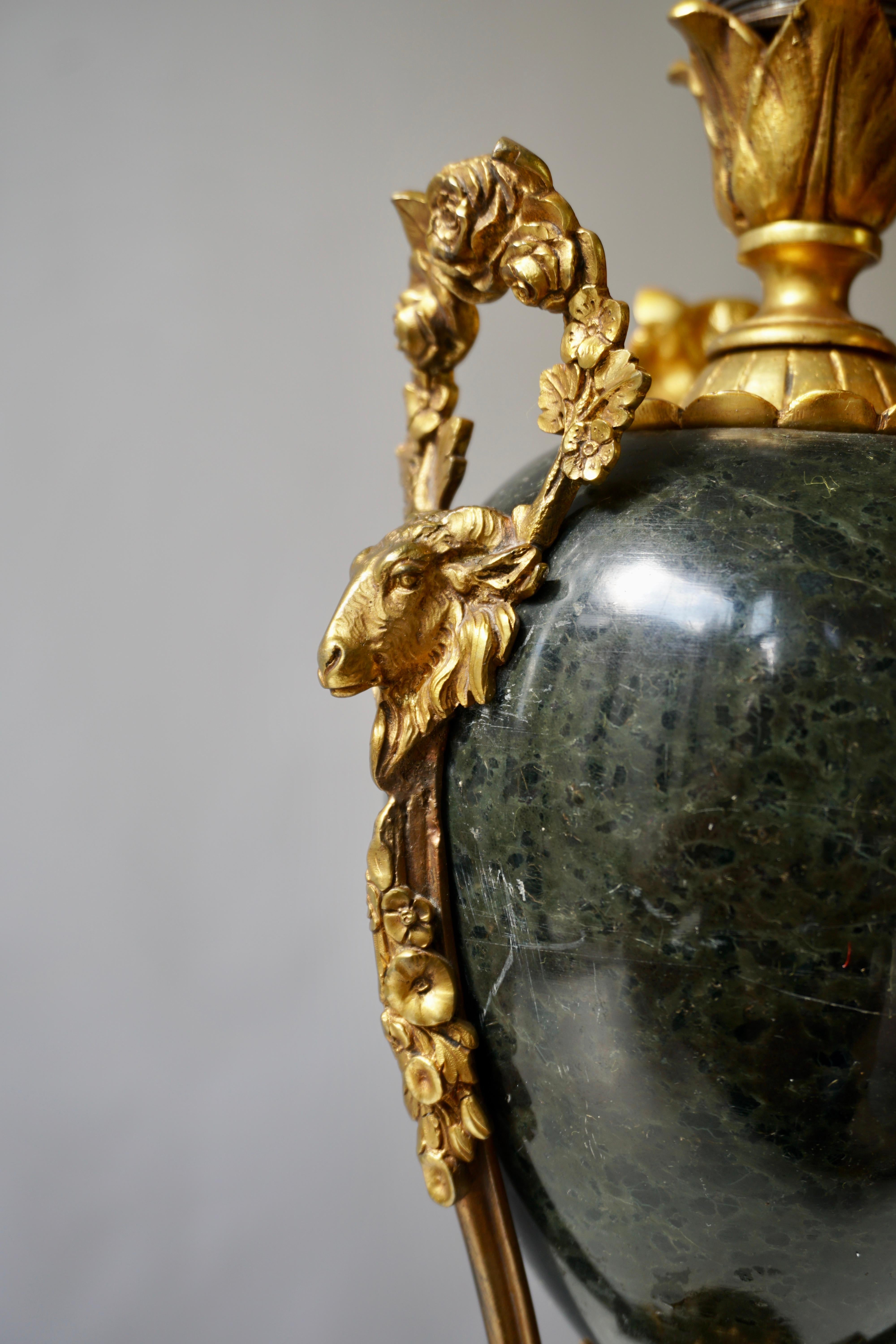 Marmor-Lampe in Urnenform mit Widderköpfen aus Bronze und Goldbronze im Angebot 2