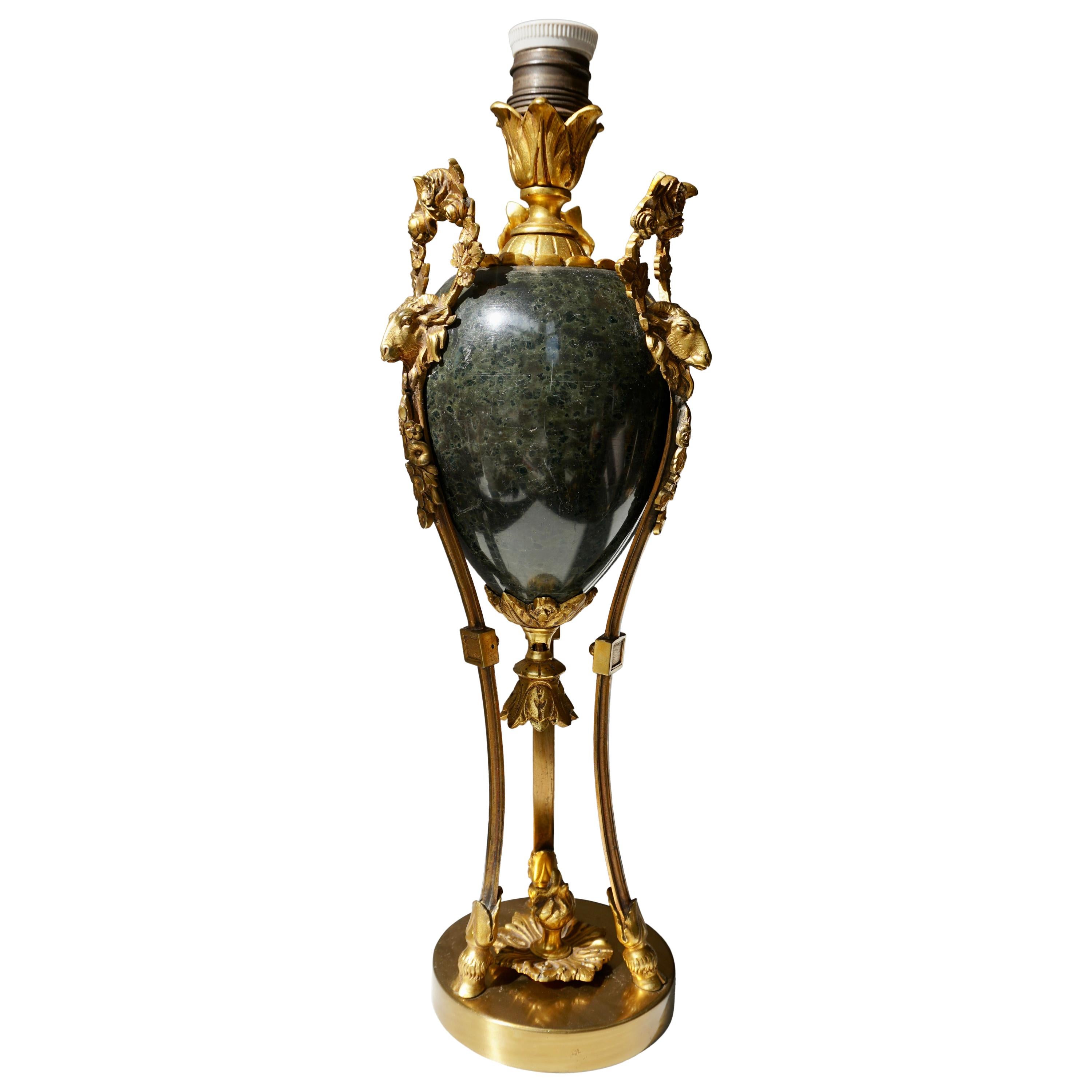 Marmor-Lampe in Urnenform mit Widderköpfen aus Bronze und Goldbronze