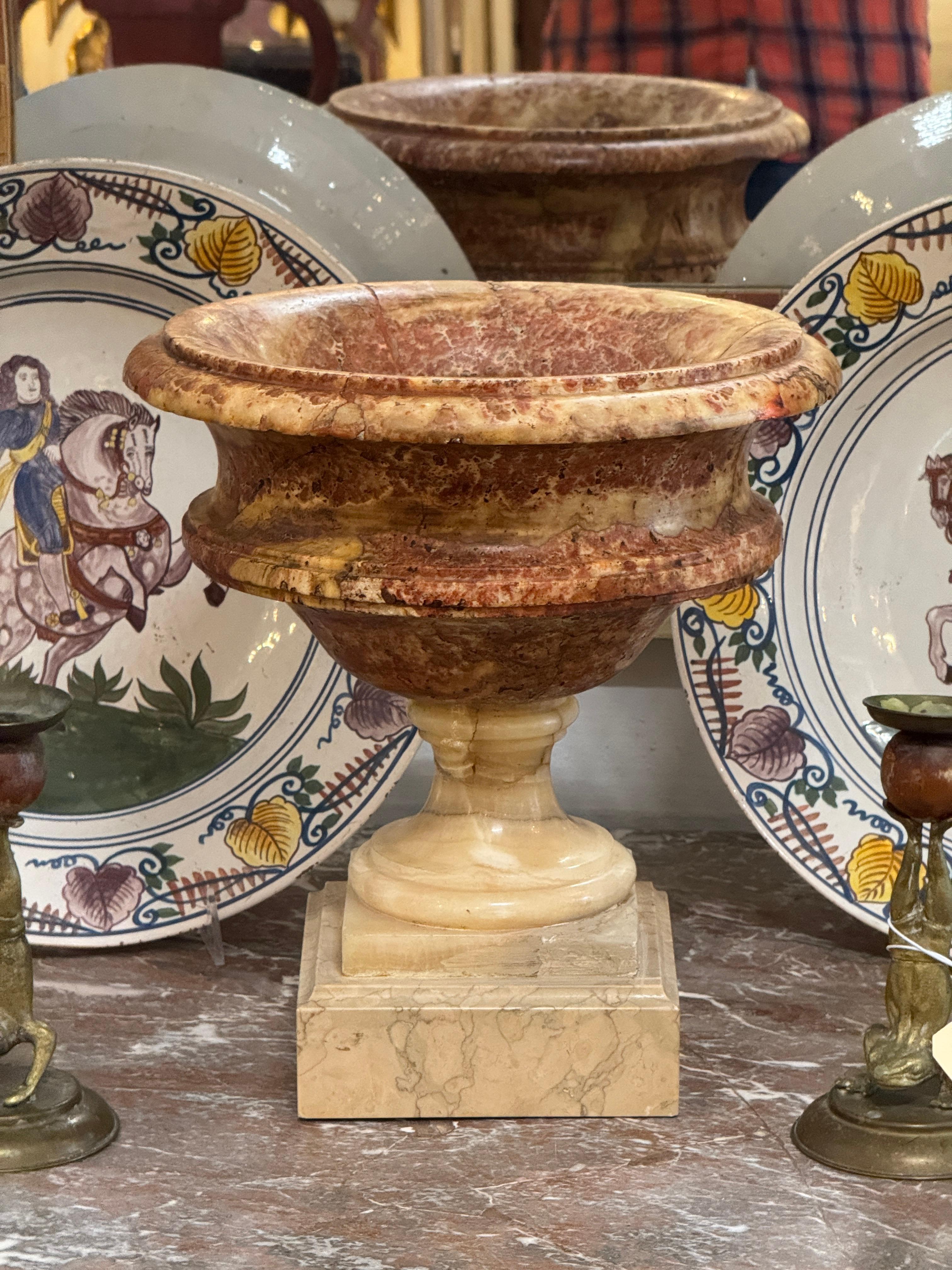 Italiano Marble Urn on Square Base in vendita