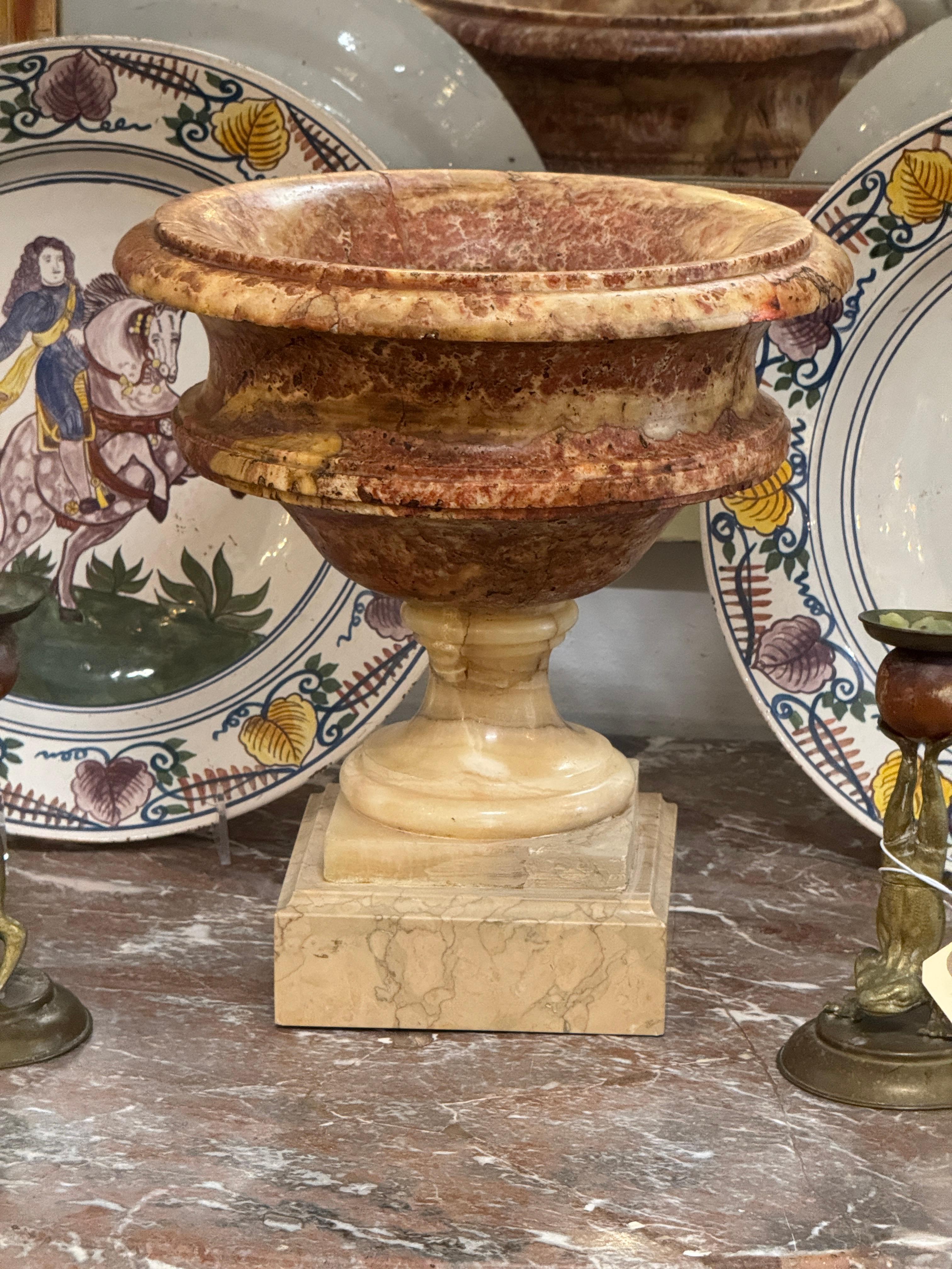 Marble Urn on Square Base In condizioni buone in vendita a Charlottesville, VA