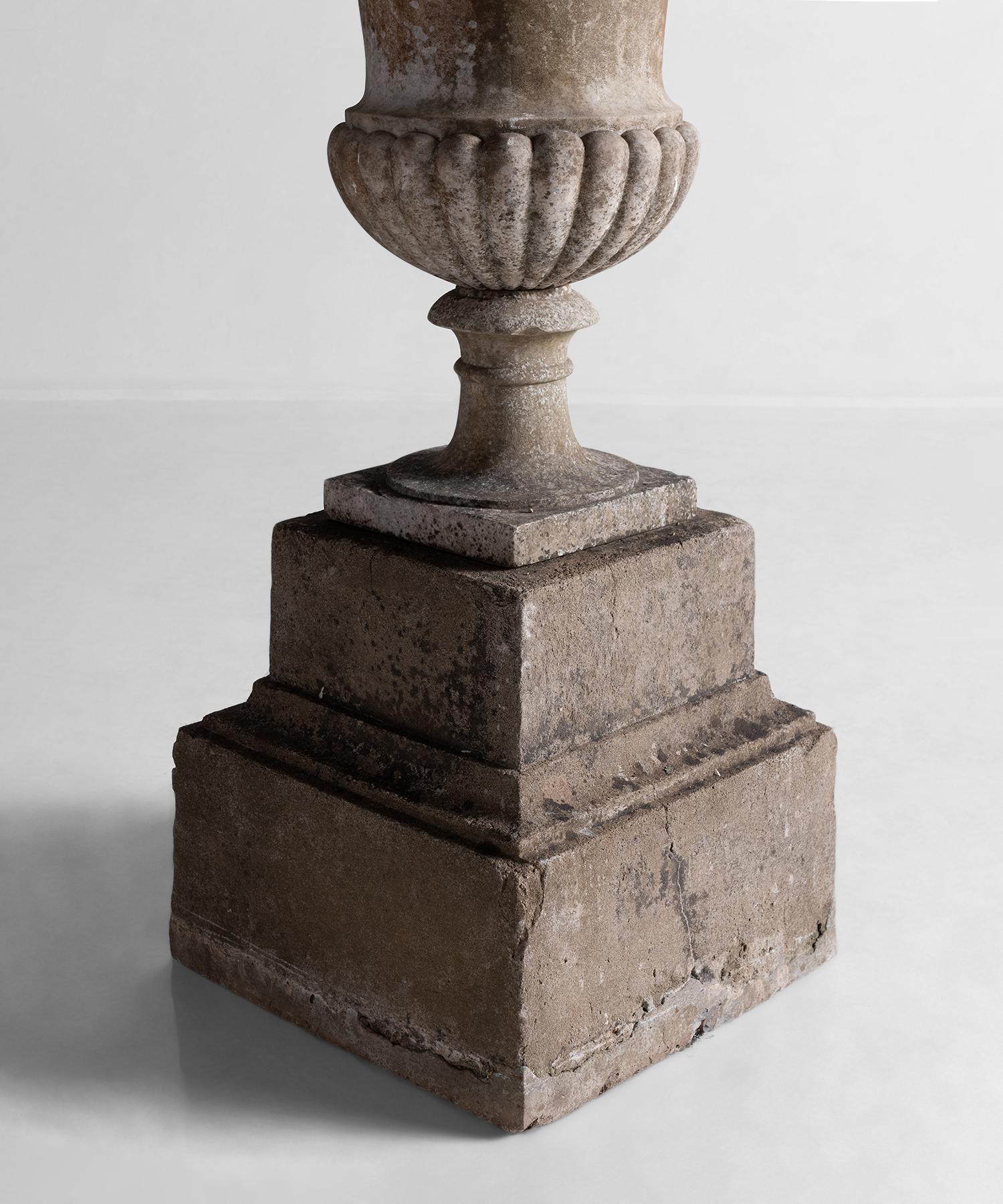 Marble Urn on Stone Plinth In Good Condition In Culver City, CA