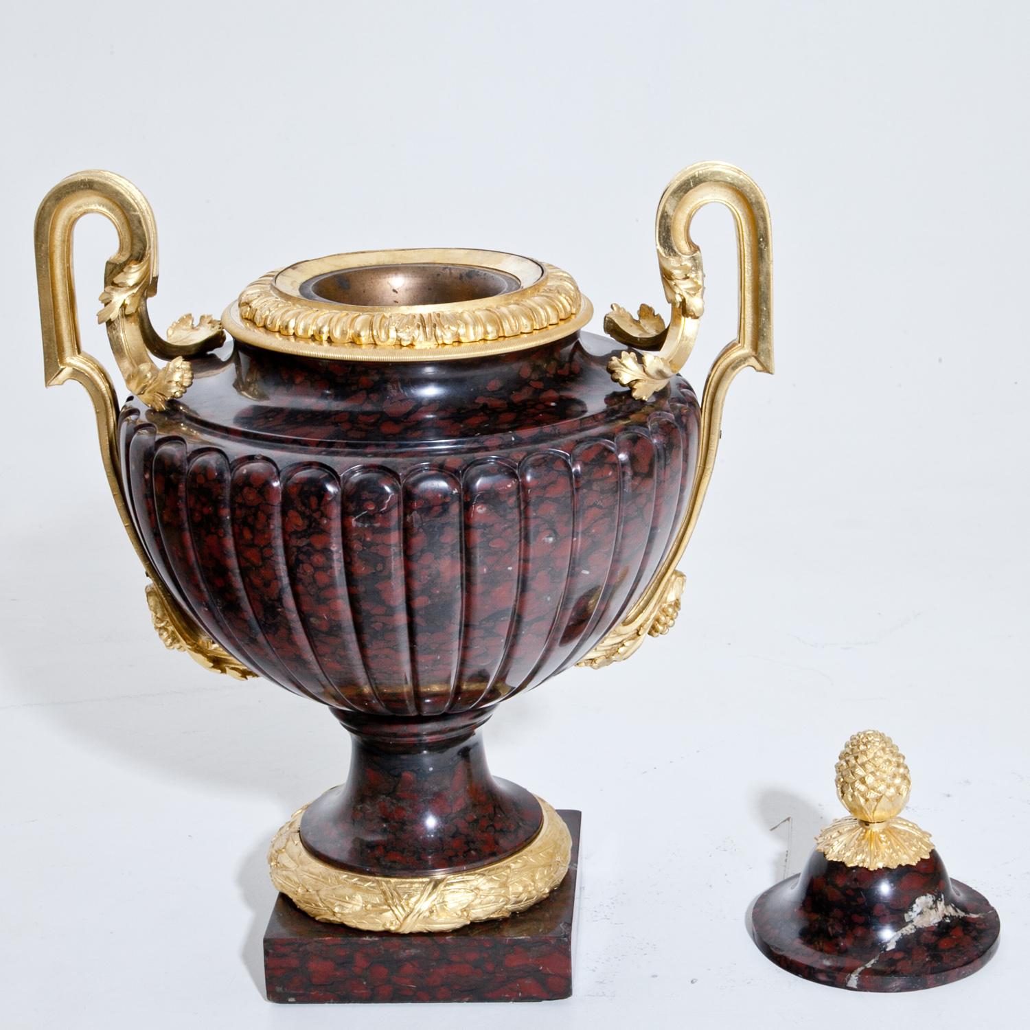 Grand vase à couvercle à paroi godronnée avec feuilles d'acanthe et nœud de pin. Marbre griotte et bronze doré.