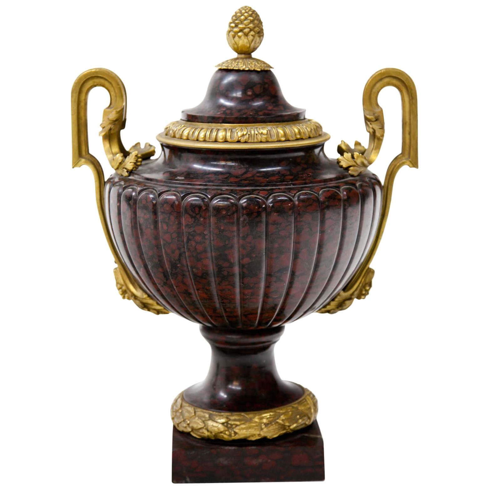Vase aus Marmor, Frankreich, zweite Hälfte des 19. Jahrhunderts im Angebot