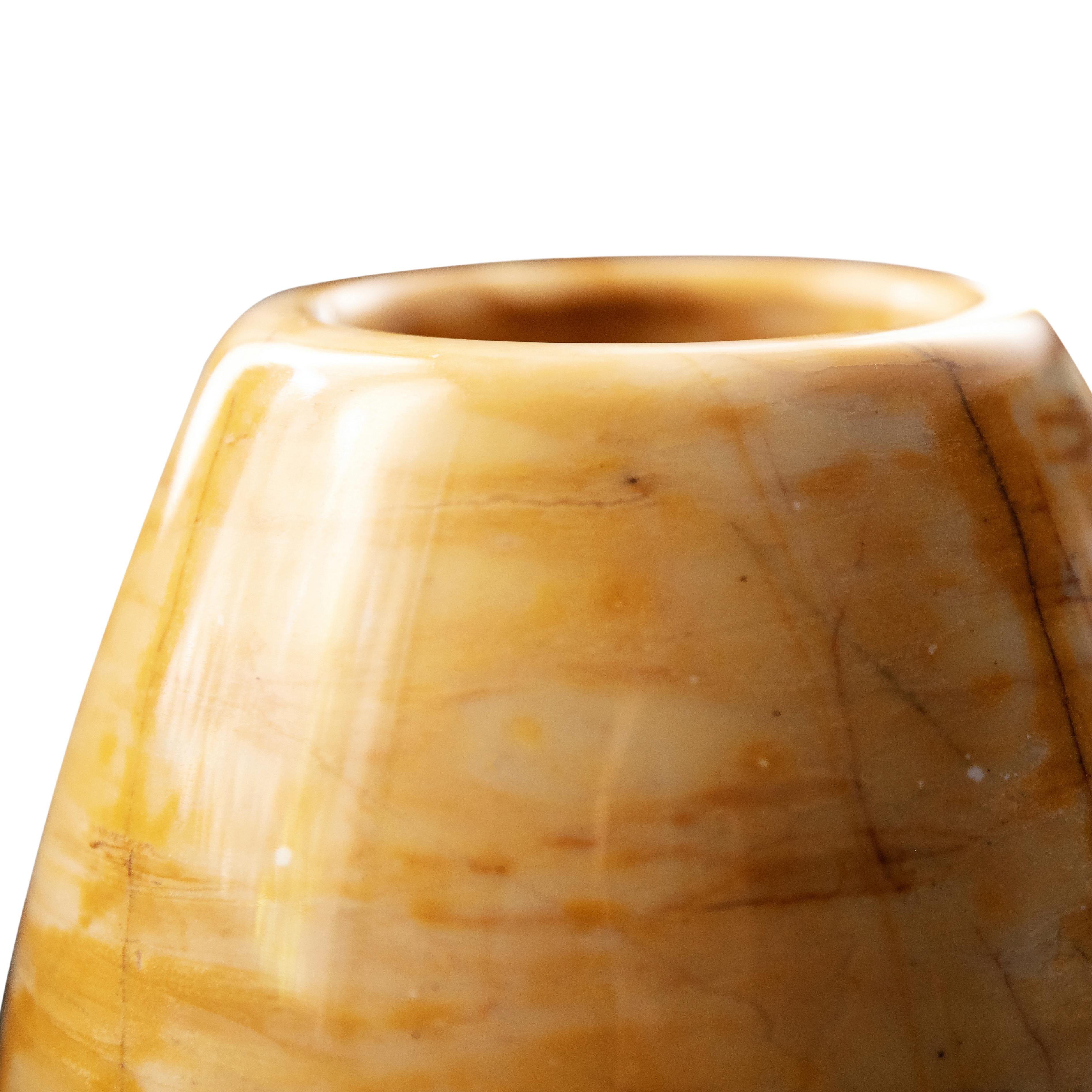 Mid-Century Modern Vase en marbre Giallo Siena h25 design Franco Albini - édité par Officina della Scala en vente