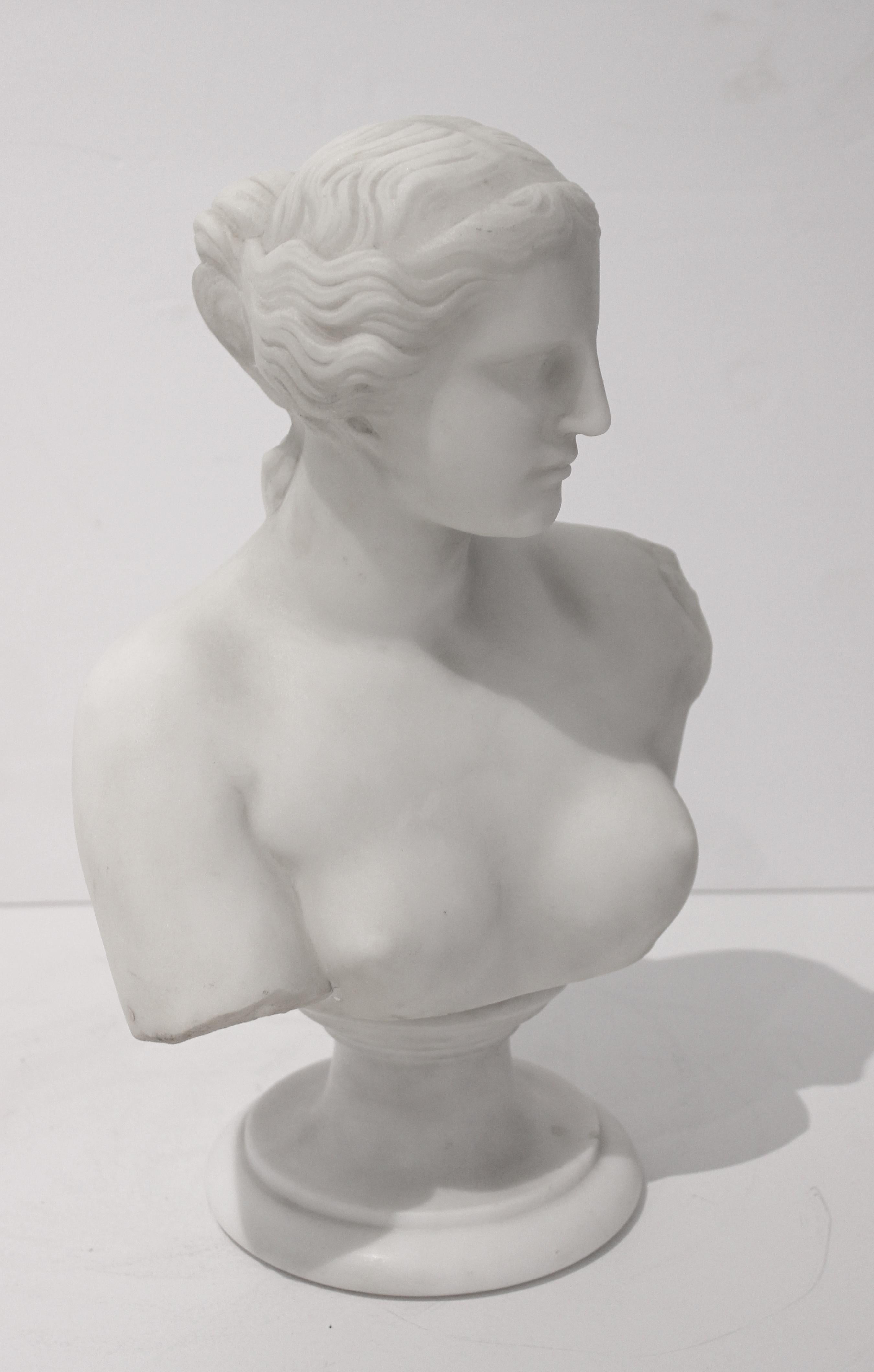 Vintage Raffaelo Romanelli (1856-1928) Fierenze Venus sculpture white marblefrom a Palm Beach estate. The bust sits on a 3 1/2