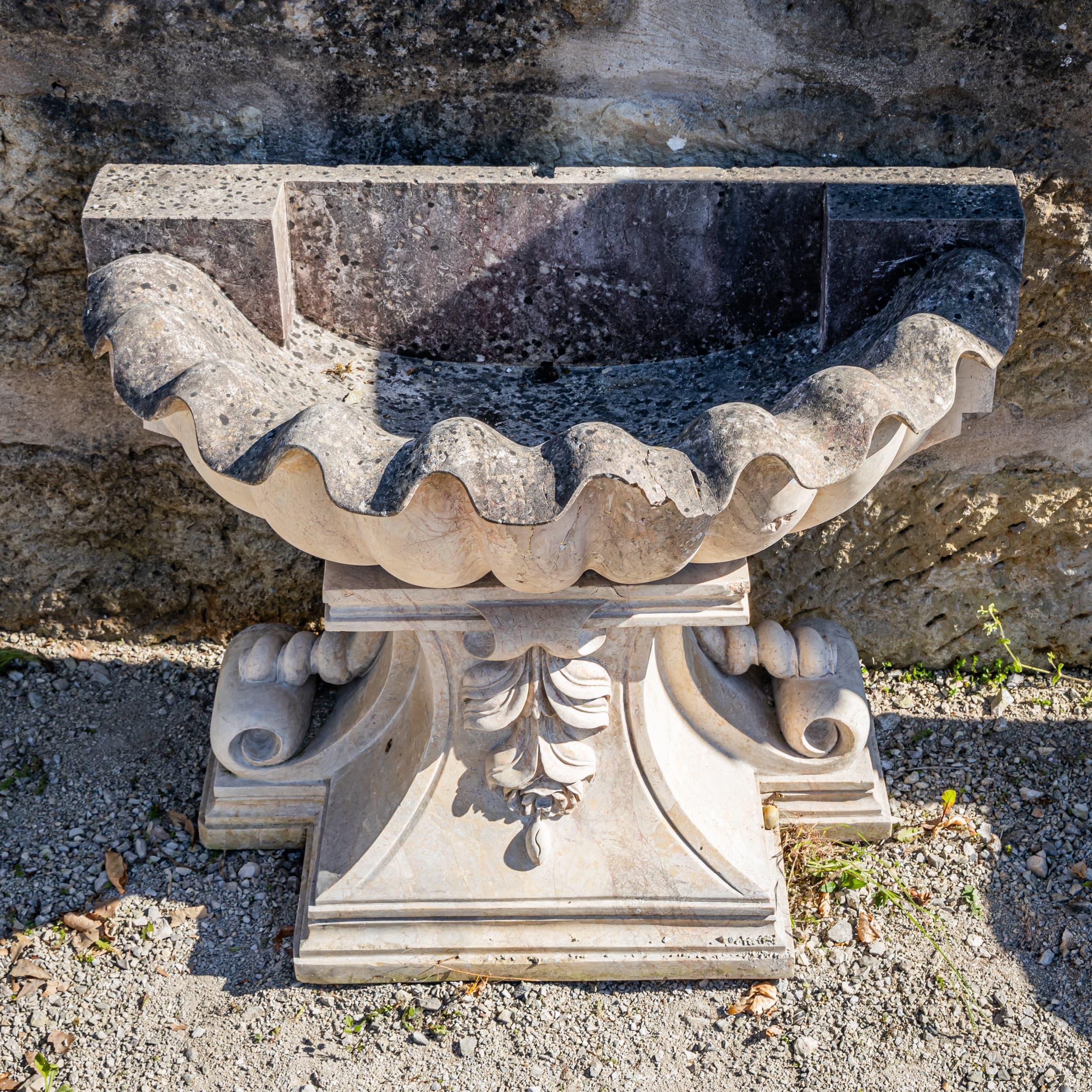 Marble Wall Fountain In Good Condition For Sale In Greding, DE