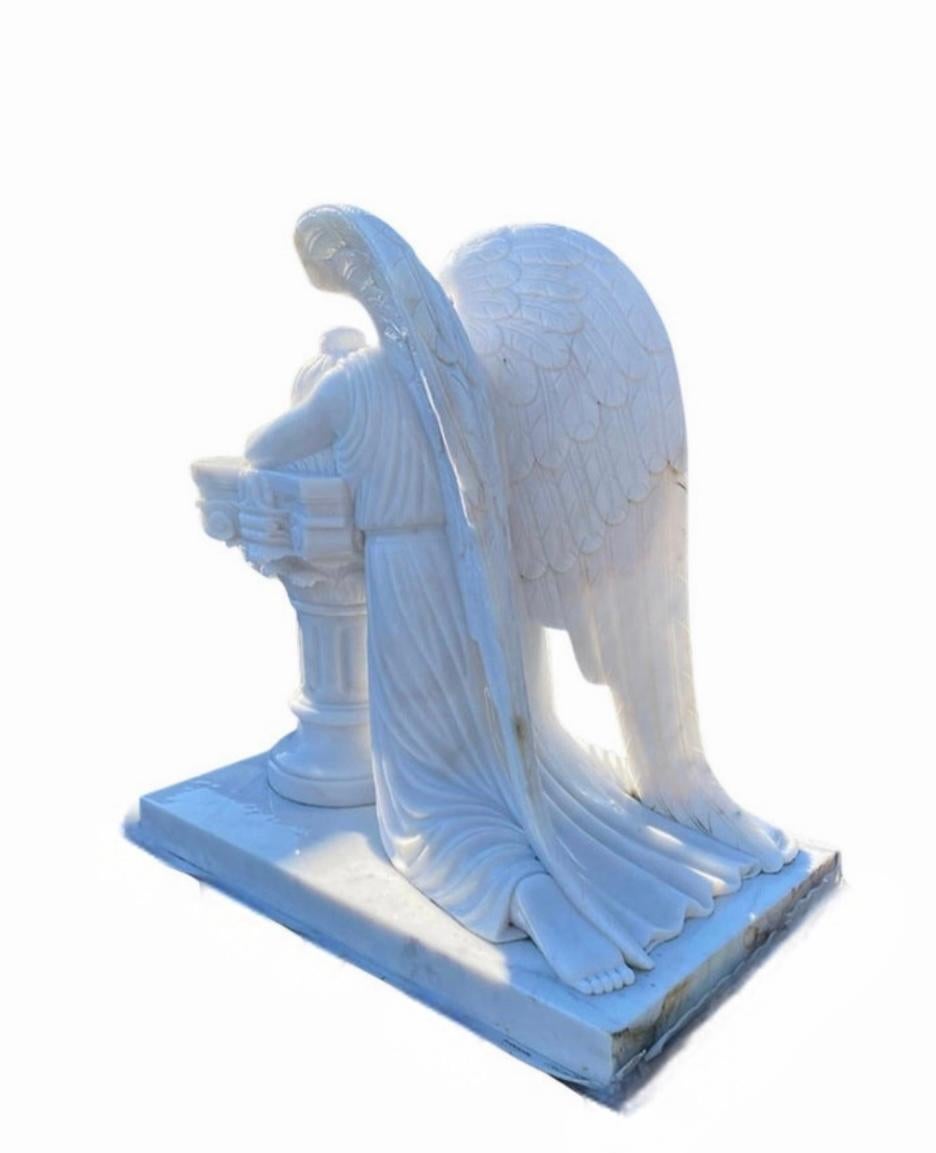 La statua dell'Angelo piangente in marmo è un'opera d'arte mozzafiato ed emozionante, scolpita in marmo pregiato con un'attenzione meticolosa ai dettagli. Questa scultura raffigura un angelo addolorato, con le ali graziosamente ripiegate mentre si