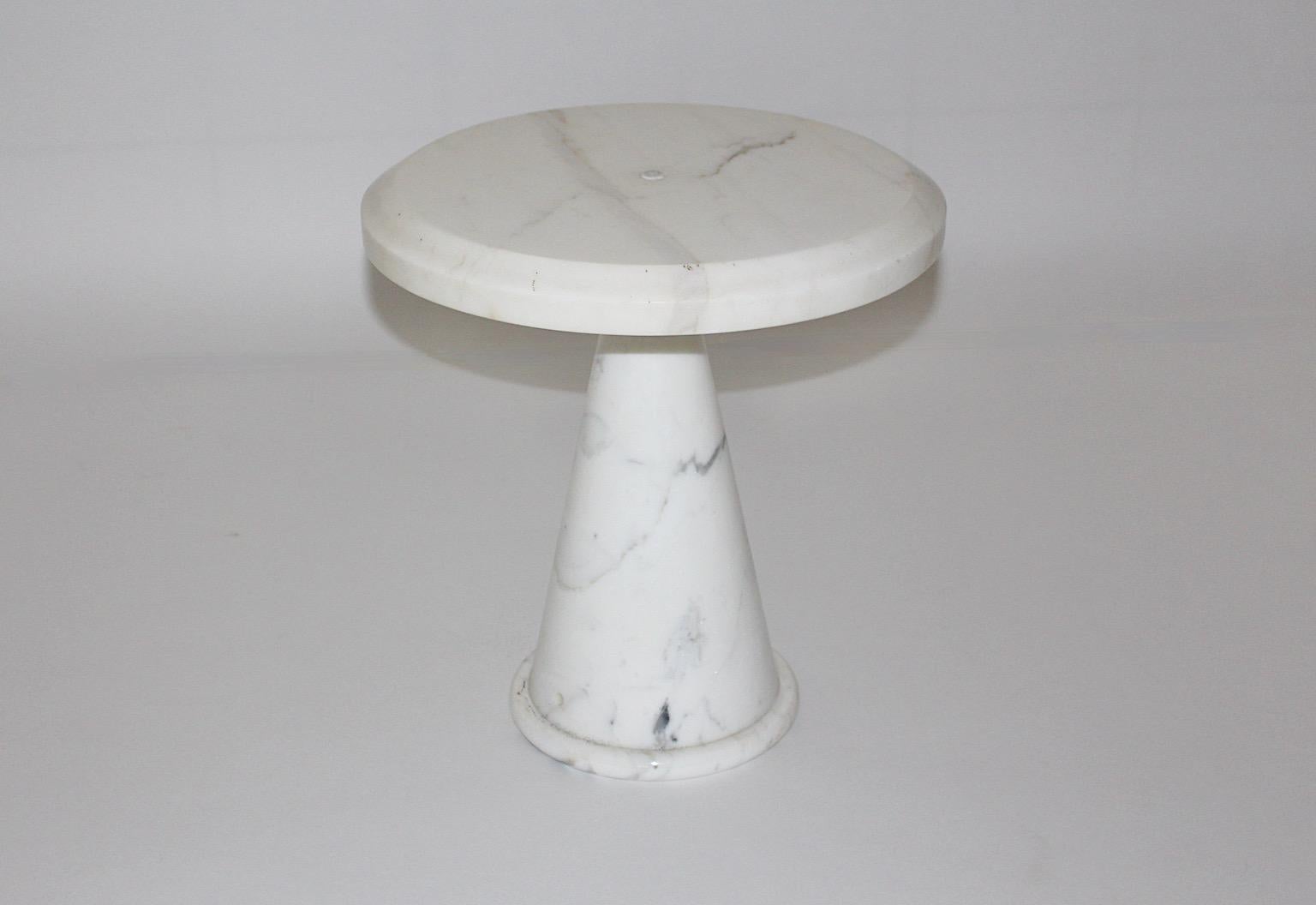 Table d'appoint ou table basse circulaire organique vintage en marbre blanc  Italie des années 1970 Bon état - En vente à Vienna, AT