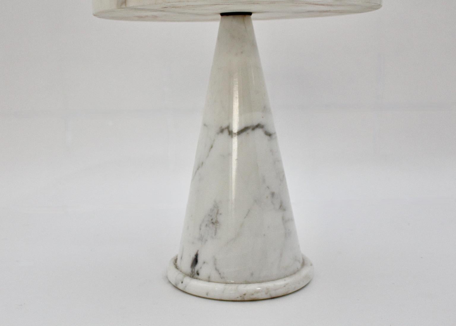20ième siècle Table d'appoint ou table basse circulaire organique vintage en marbre blanc  Italie des années 1970 en vente
