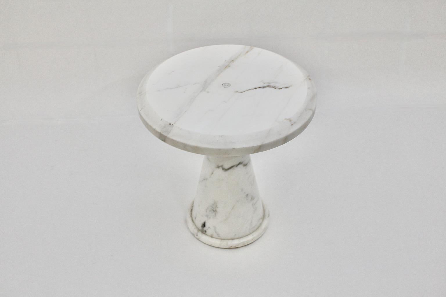 Marbre Table d'appoint ou table basse circulaire organique vintage en marbre blanc  Italie des années 1970 en vente