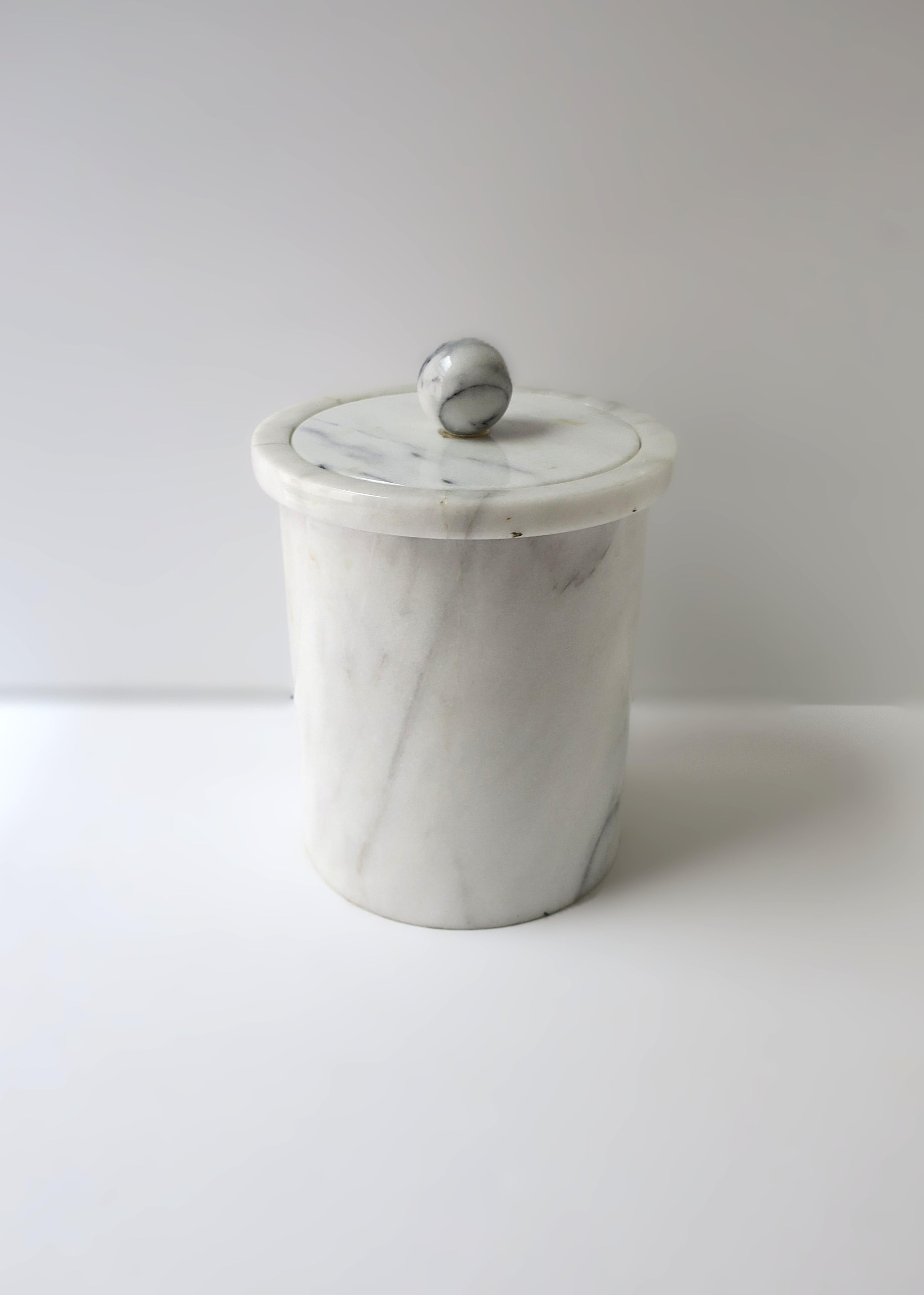 A substantial white and black Carrara marble wine cooler or ice box with lid, circa late-20th century. Piece is white with dark and light black/gray veining, as shown. This round cylindrical box has removable aluminum insert (as shown), finished