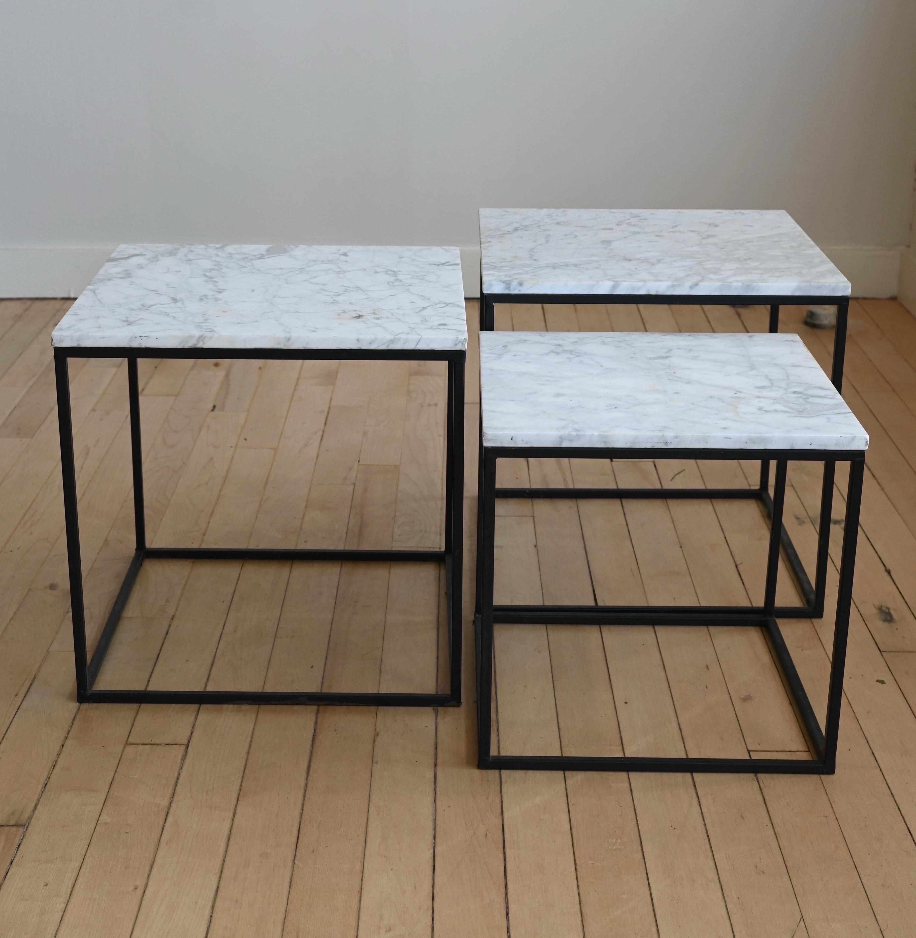 Set di 3 tavolini da salotto. Marmo e ferro battuto. Grandi linee pulite e design semplice. 