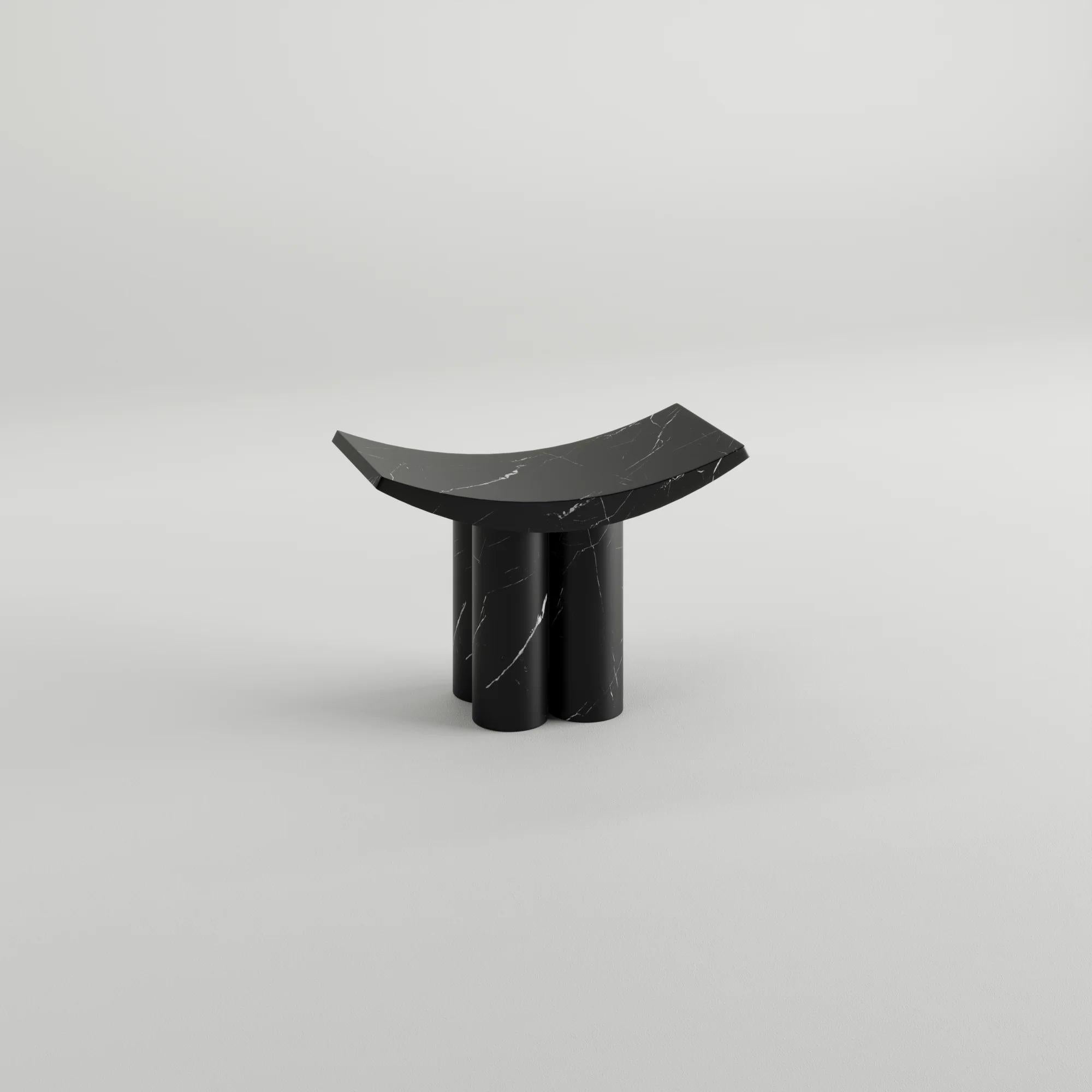 Introduisez une touche de sophistication et de beauté sereine dans votre maison avec notre banc zen noir, fabriqué de manière experte à partir de marbre Nero Marquina de première qualité. Ce banc incarne l'élégance moderne avec son design