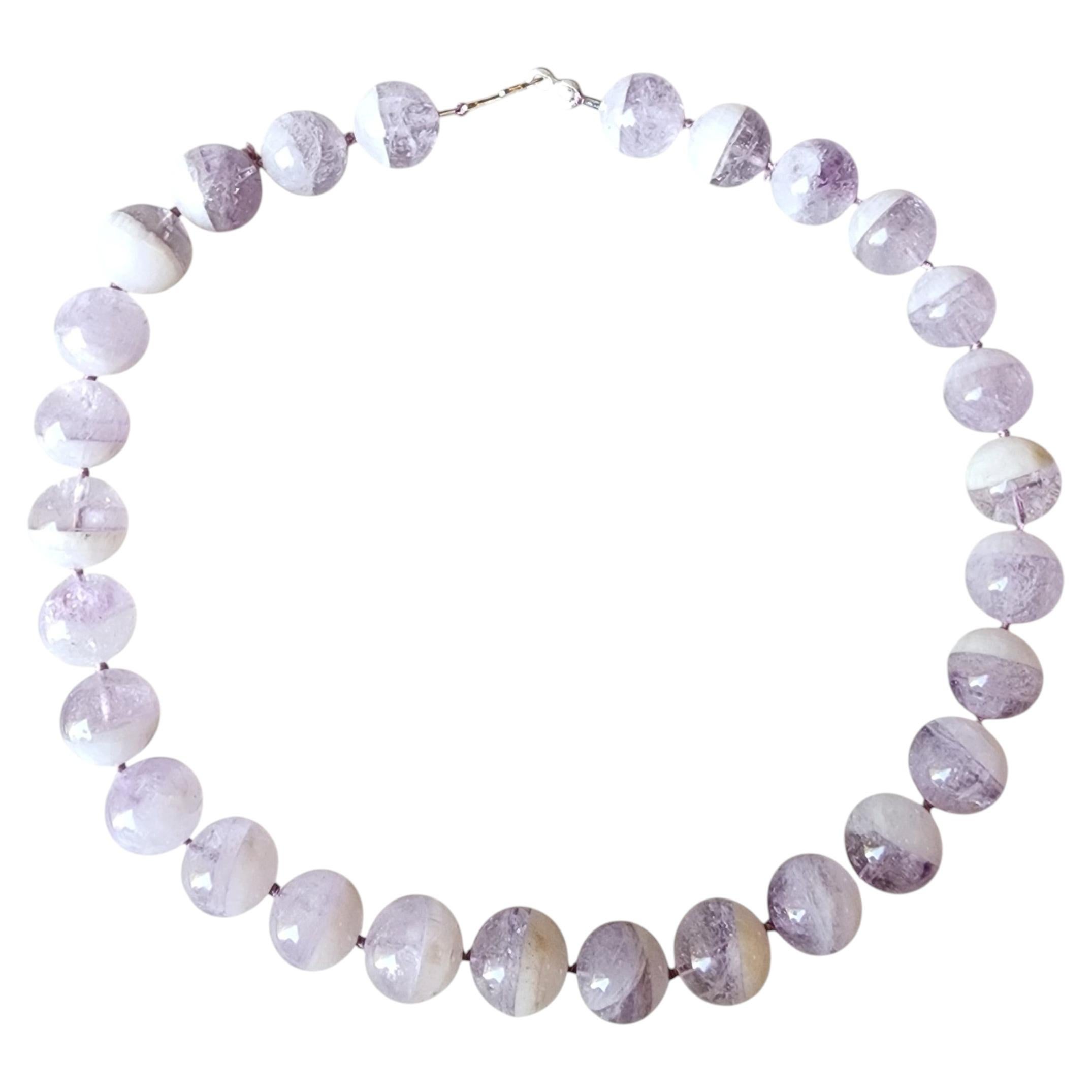 Collar llamativo con cuentas ovaladas graduadas de baquelita en color marrón ámbar veteado, 1930