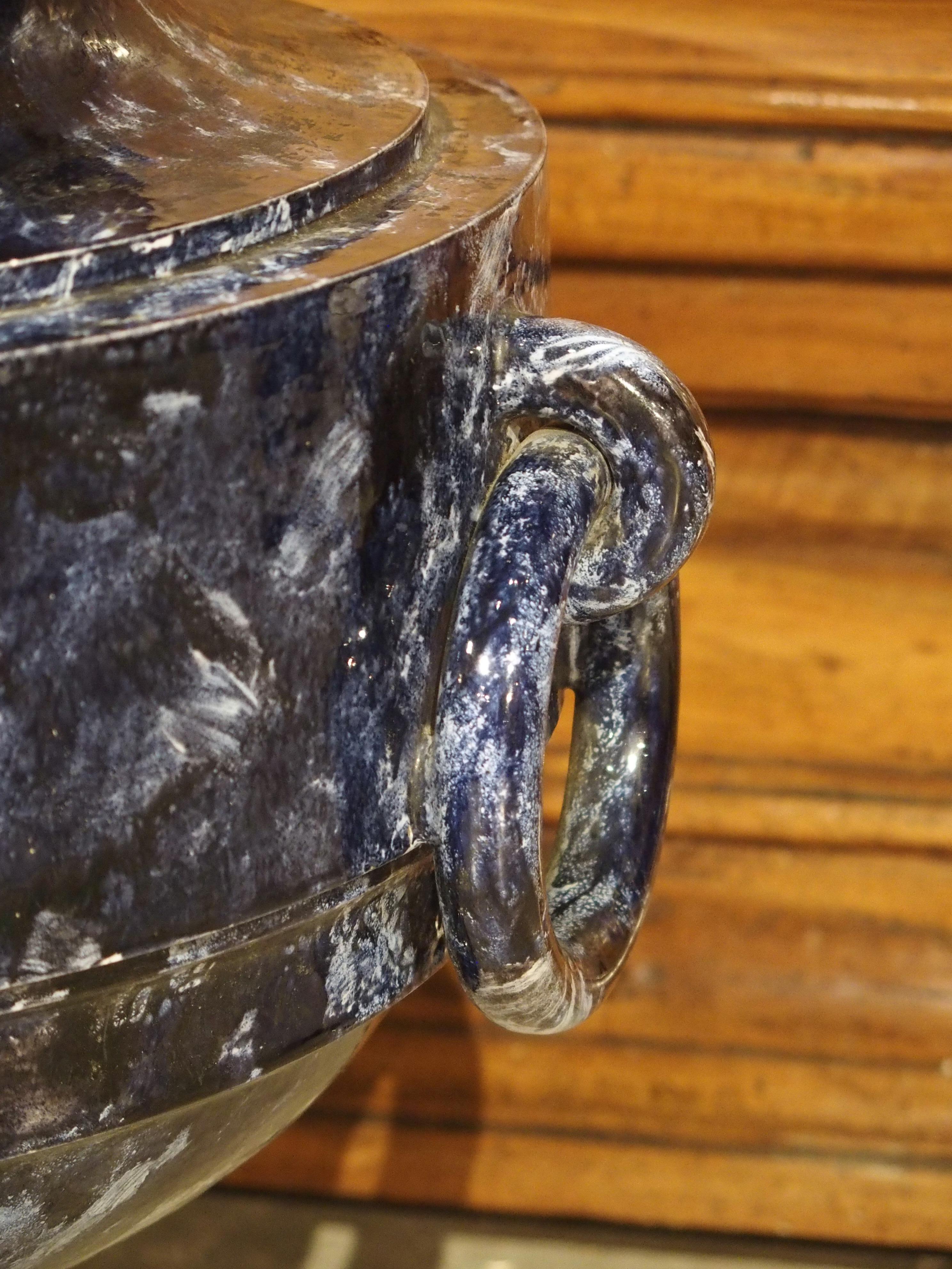 Vaso in porcellana di Sèvres blu marmorizzato, Francia, datato 1872 In condizioni buone in vendita a Dallas, TX