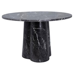 The Pedestal Tisch aus marmoriertem Beton