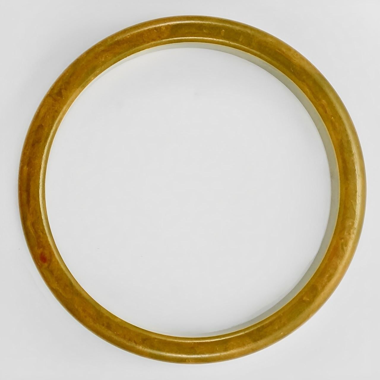 Wonderful marbled mustard yellow Bakelite bangle bracelet. Inside diameter 6.3 cm / 2.5 inches by width 1.3 cm / .5 inch. The bangle is in very good condition.

This is a beautiful vintage Bakelite bangle, circa 1930s.