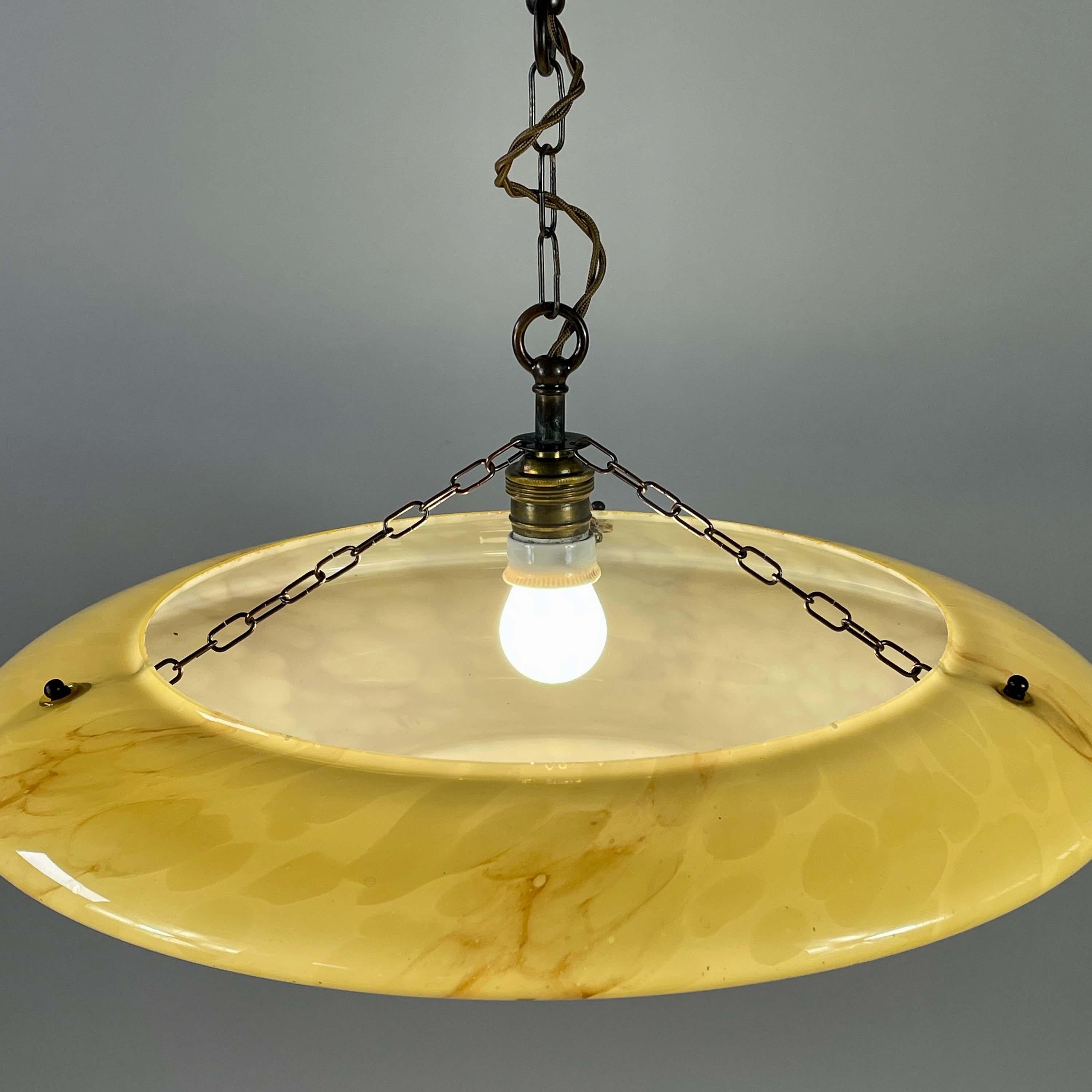 Ciondolo in ottone brunito e opalino marmorizzato, Germania, anni '30 in vendita 2