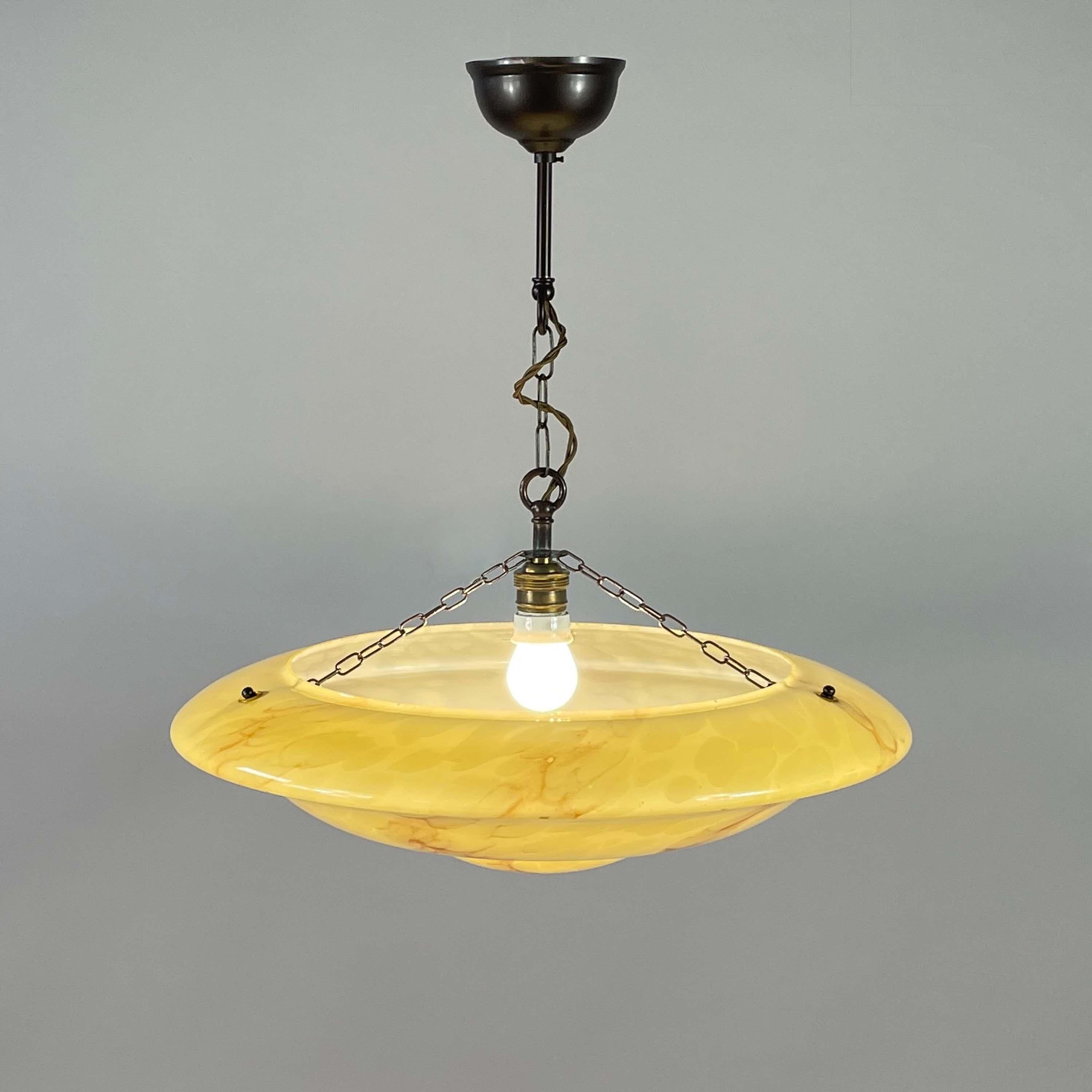 Ciondolo in ottone brunito e opalino marmorizzato, Germania, anni '30 in vendita 5