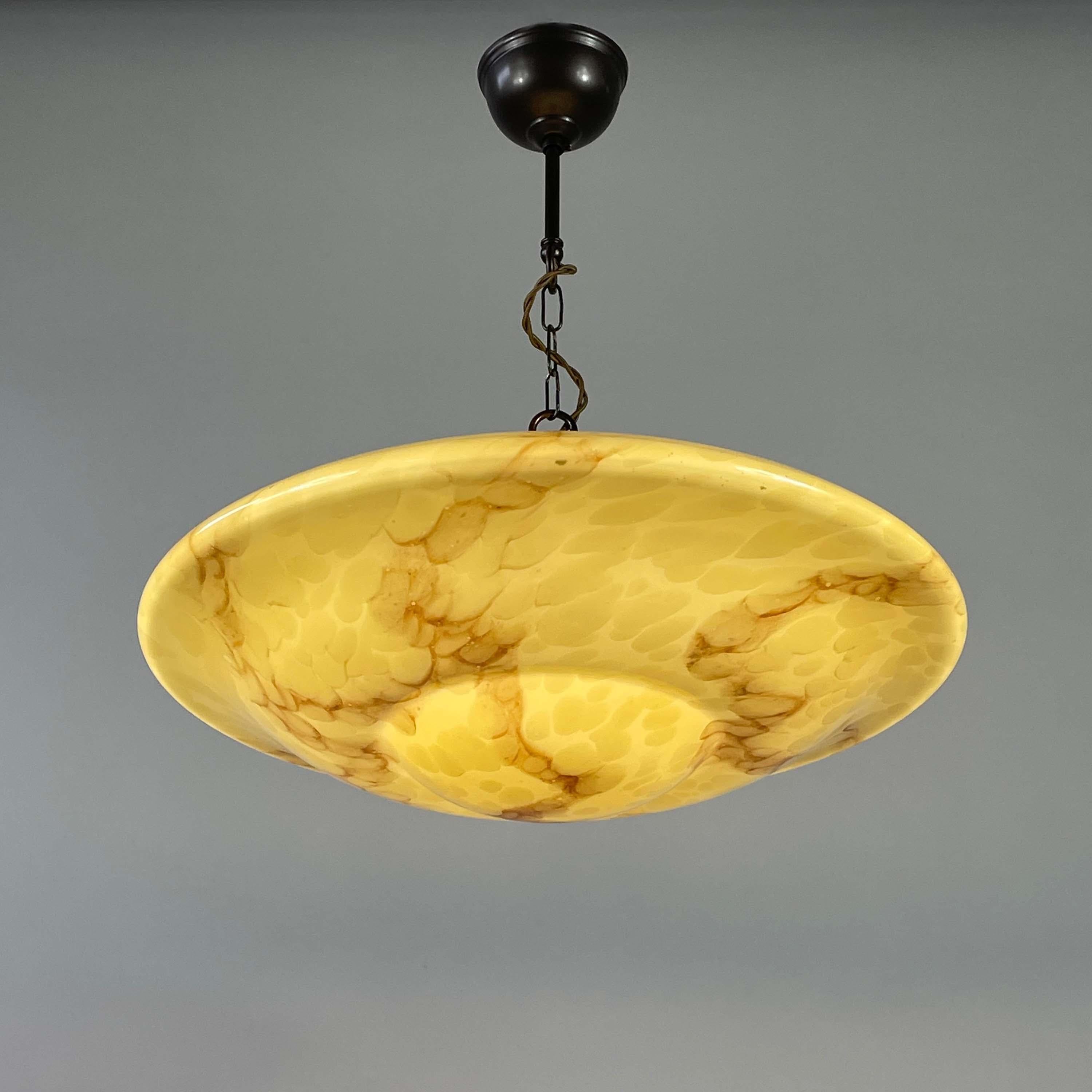 Ciondolo in ottone brunito e opalino marmorizzato, Germania, anni '30 in vendita 6