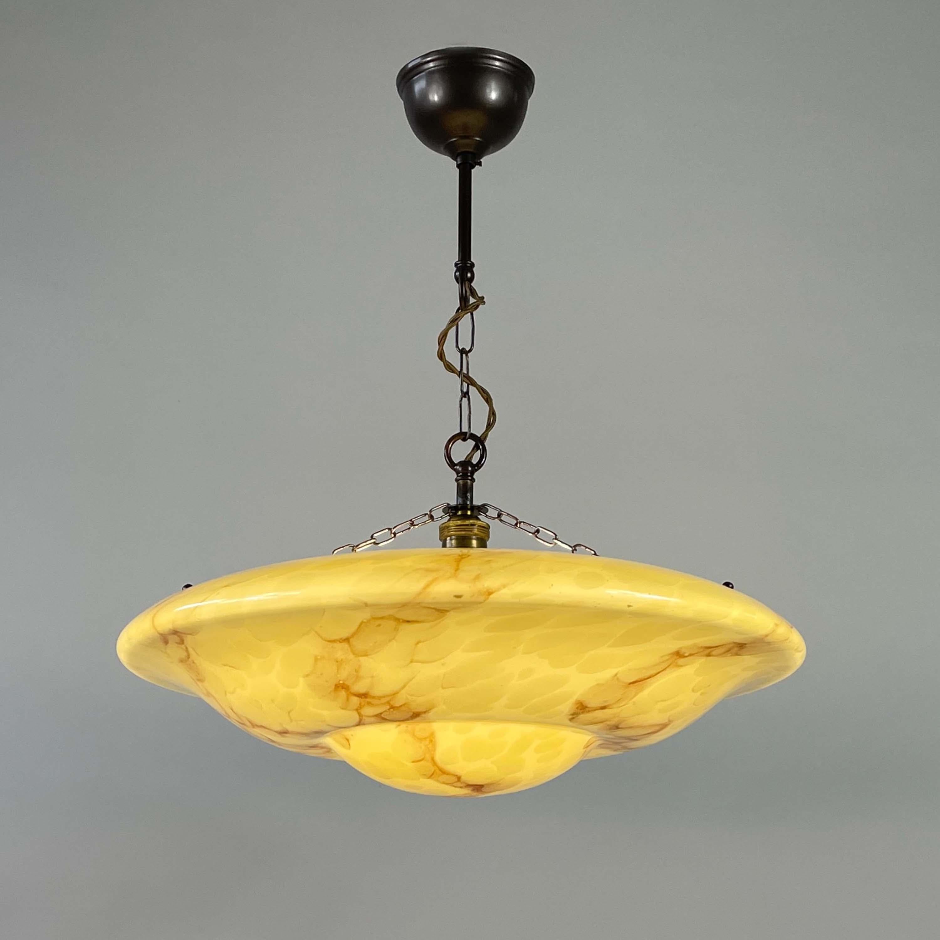 Tedesco Ciondolo in ottone brunito e opalino marmorizzato, Germania, anni '30 in vendita