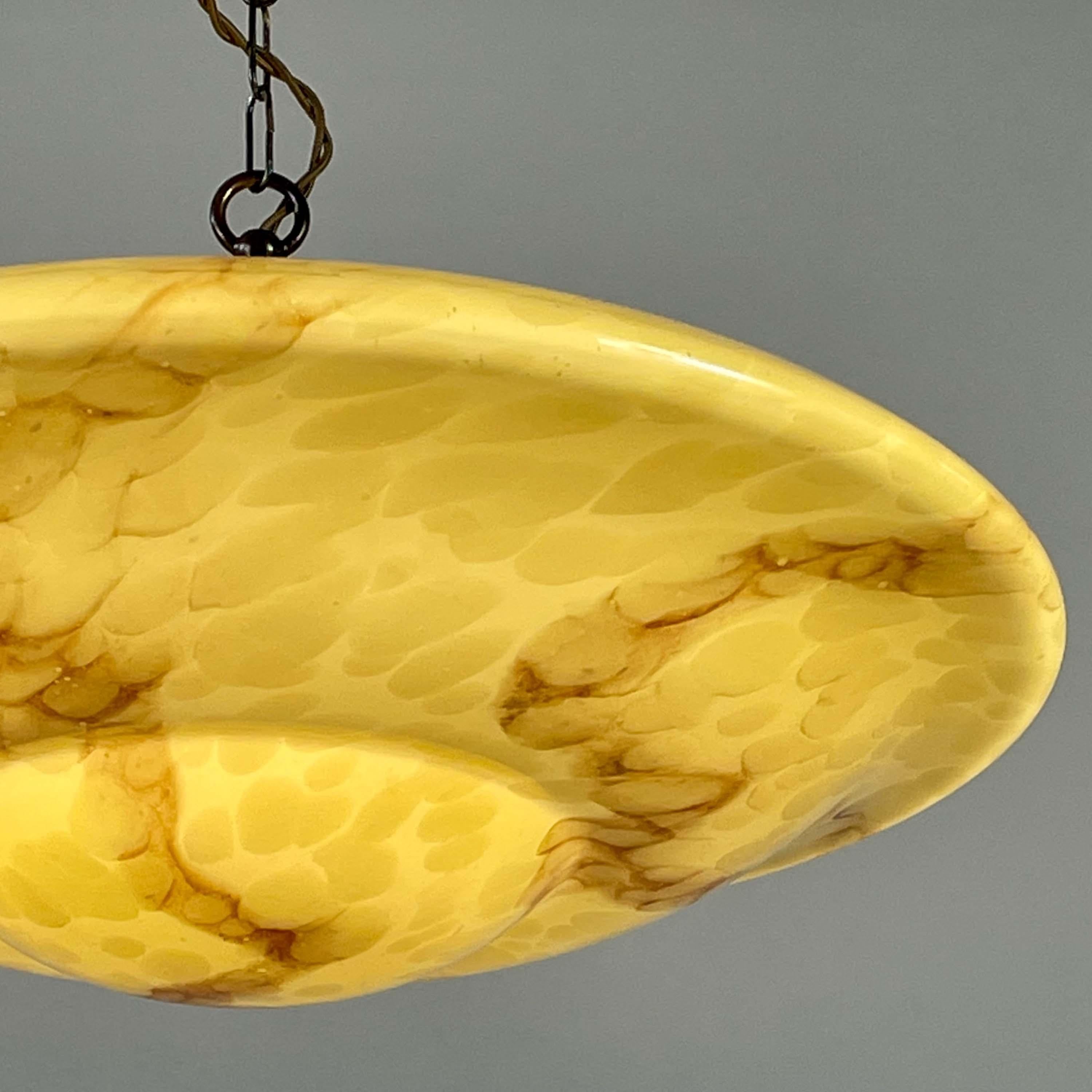 Ciondolo in ottone brunito e opalino marmorizzato, Germania, anni '30 In condizioni buone in vendita a NUEMBRECHT, NRW