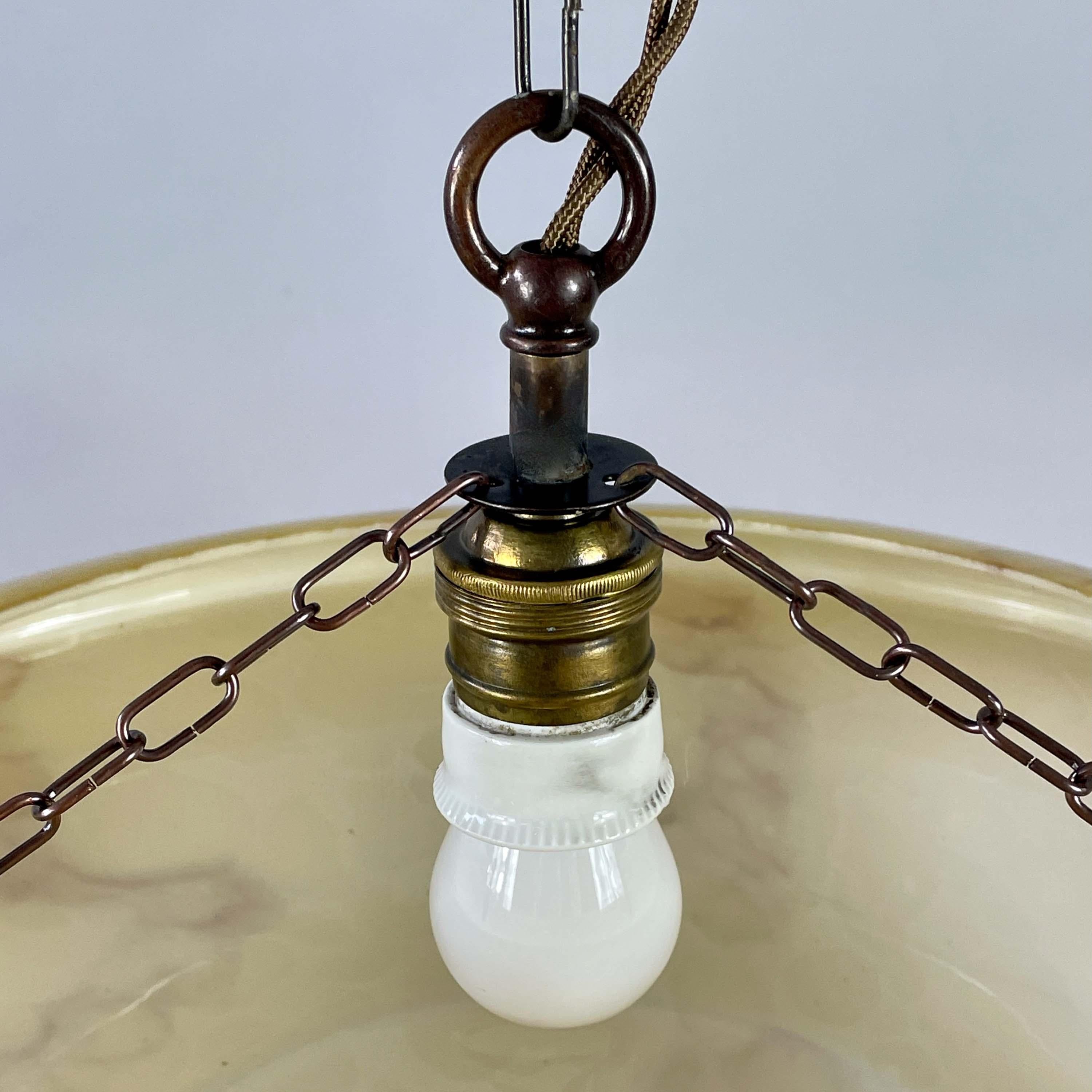 Metà XX secolo Ciondolo in ottone brunito e opalino marmorizzato, Germania, anni '30 in vendita