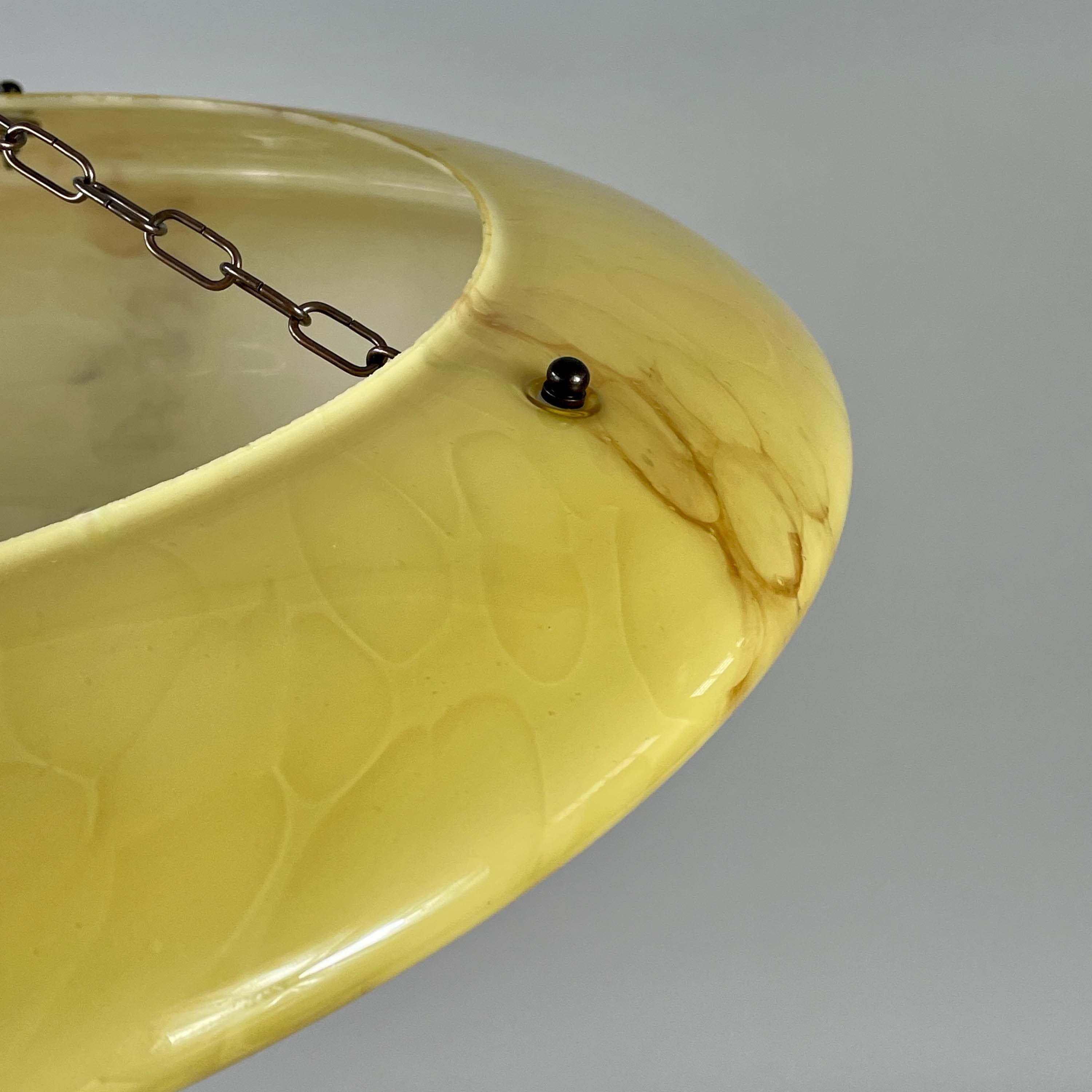 Ottone Ciondolo in ottone brunito e opalino marmorizzato, Germania, anni '30 in vendita