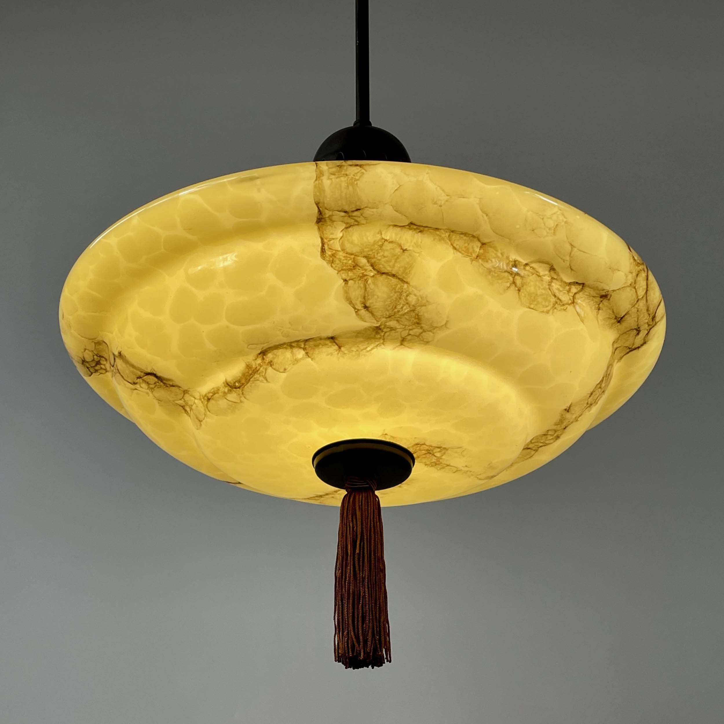 Colgante de vidrio opalino jaspeado y latón bruñido con borla, Alemania Años 30 en venta 2