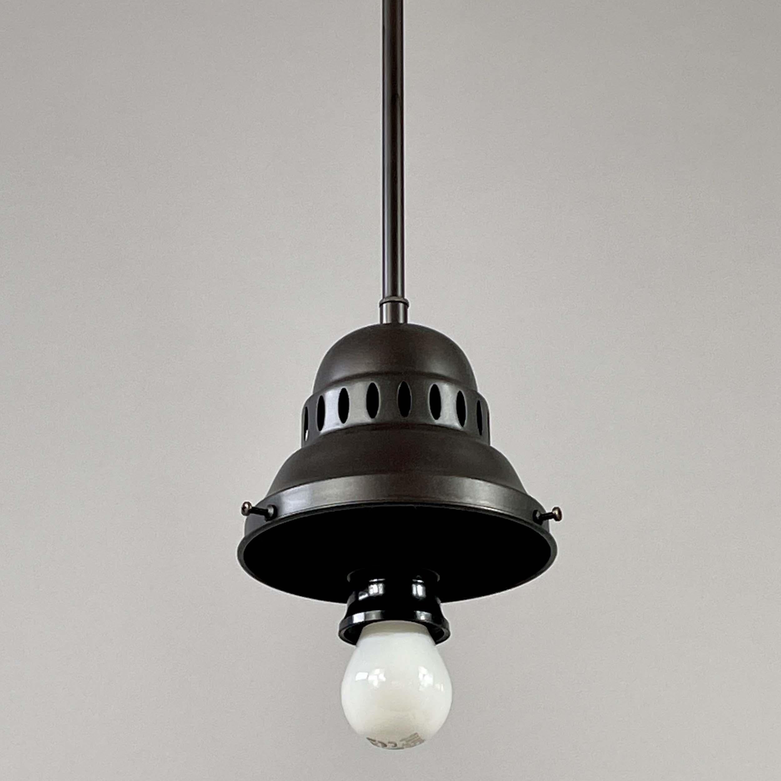 Colgante de vidrio opalino jaspeado y latón bruñido con borla, Alemania Años 30 en venta 3