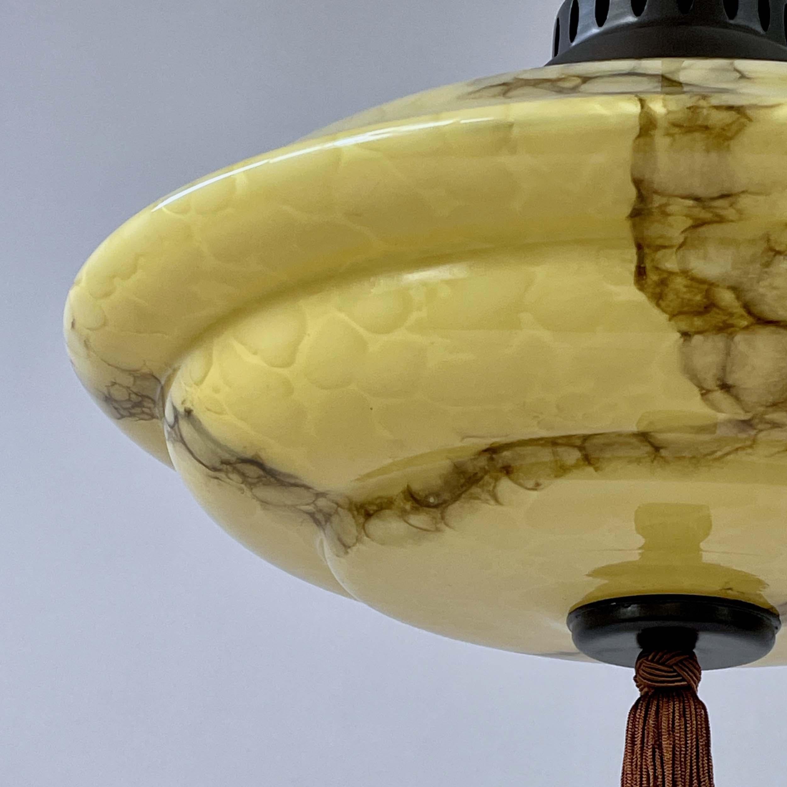 Colgante de vidrio opalino jaspeado y latón bruñido con borla, Alemania Años 30 en venta 4