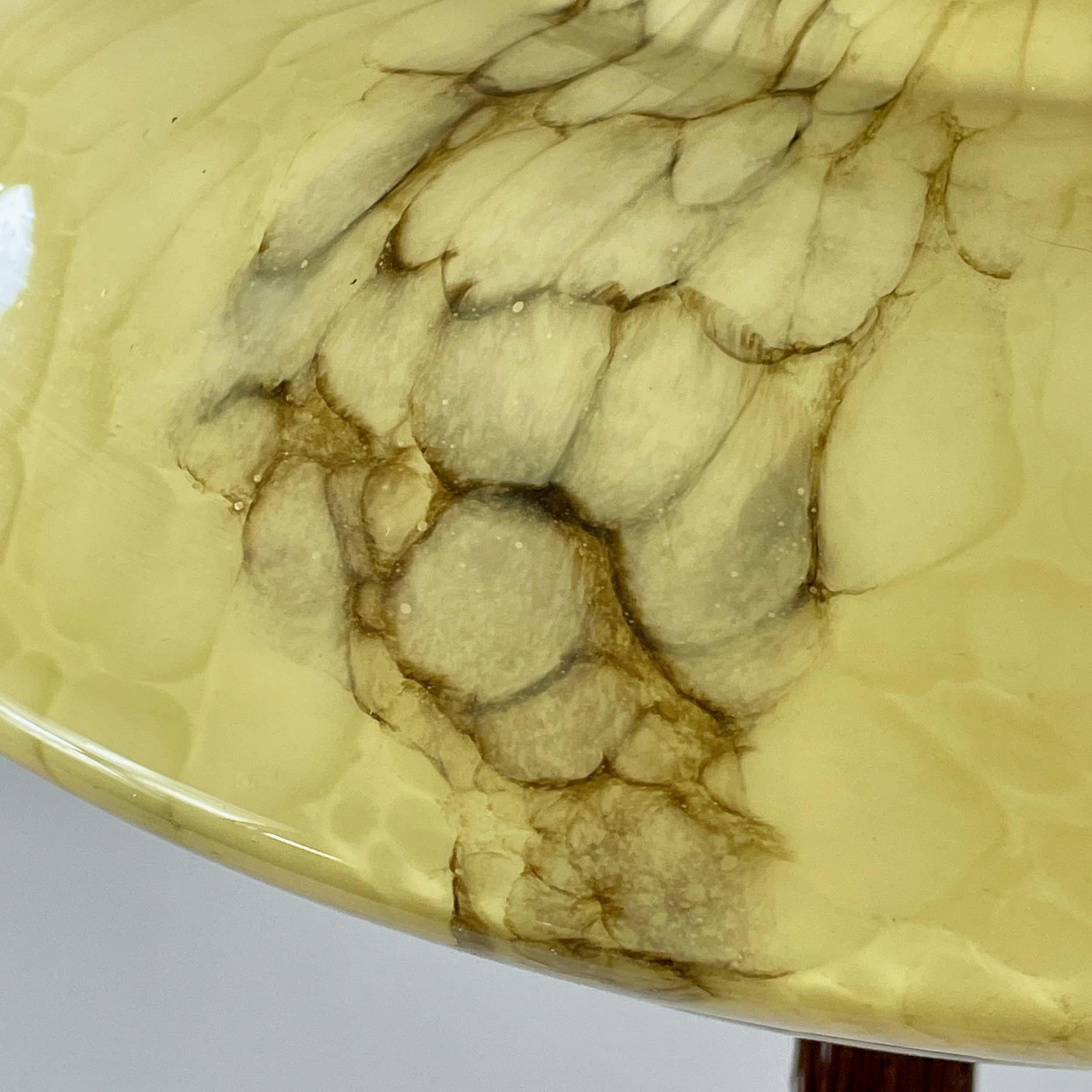 Colgante de vidrio opalino jaspeado y latón bruñido con borla, Alemania Años 30 en venta 5