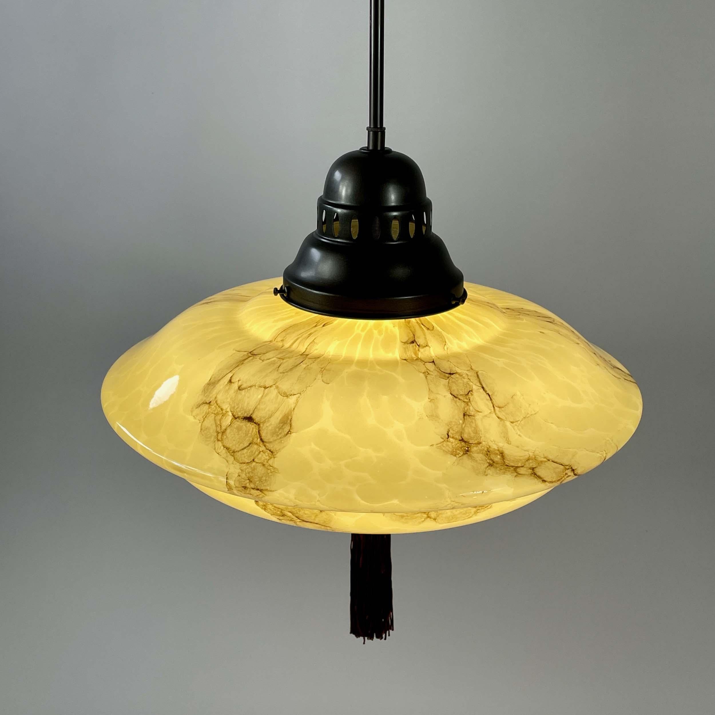 Colgante de vidrio opalino jaspeado y latón bruñido con borla, Alemania Años 30 en venta 6