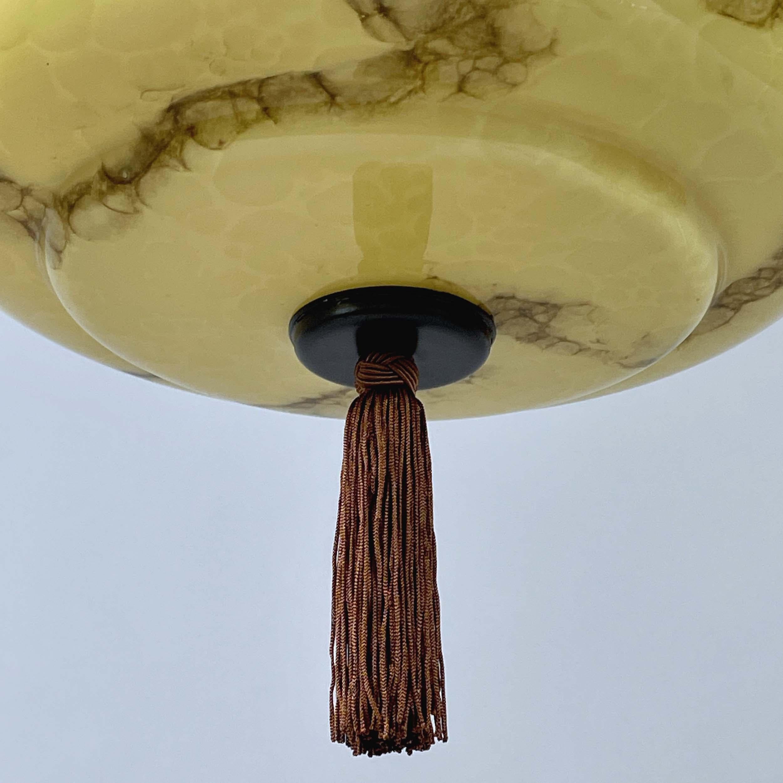 Colgante de vidrio opalino jaspeado y latón bruñido con borla, Alemania Años 30 en venta 7