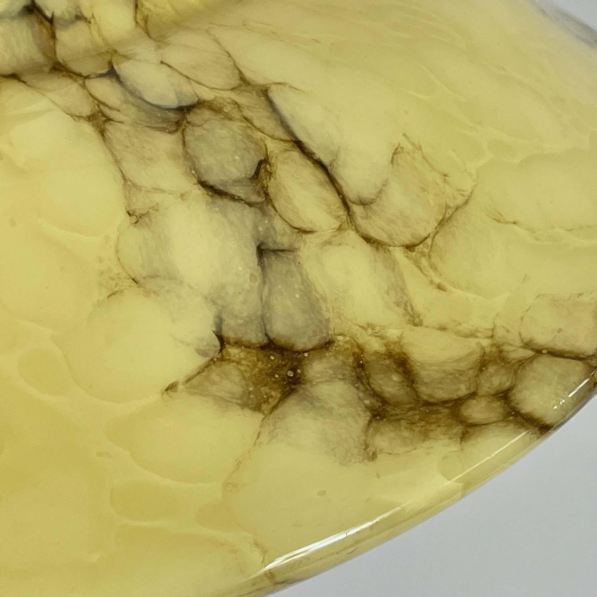 Colgante de vidrio opalino jaspeado y latón bruñido con borla, Alemania Años 30 en venta 9