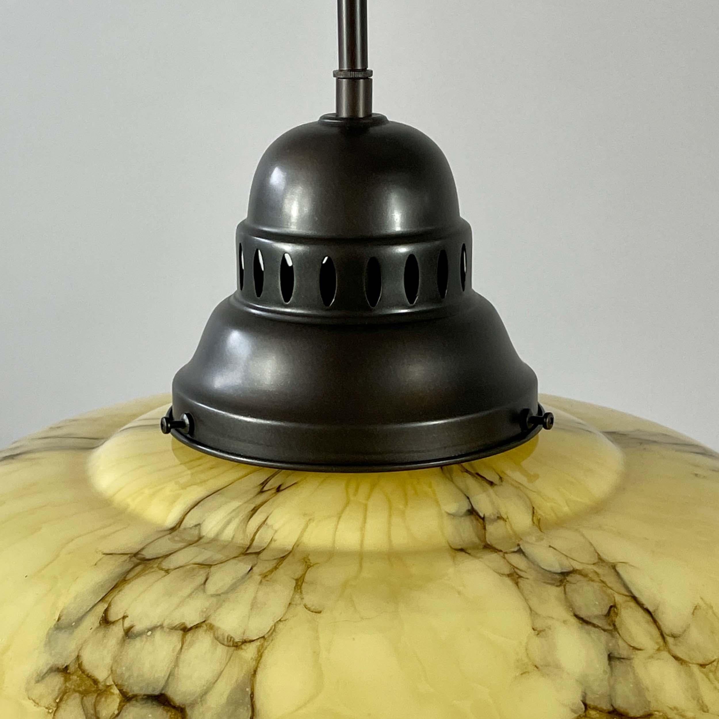 Colgante de vidrio opalino jaspeado y latón bruñido con borla, Alemania Años 30 en venta 10