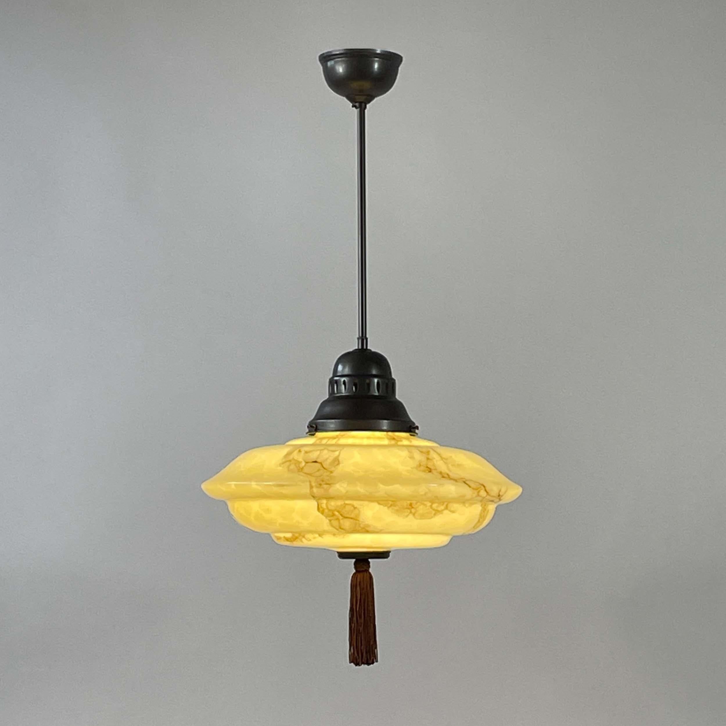 Colgante de vidrio opalino jaspeado y latón bruñido con borla, Alemania Años 30 Art Decó en venta