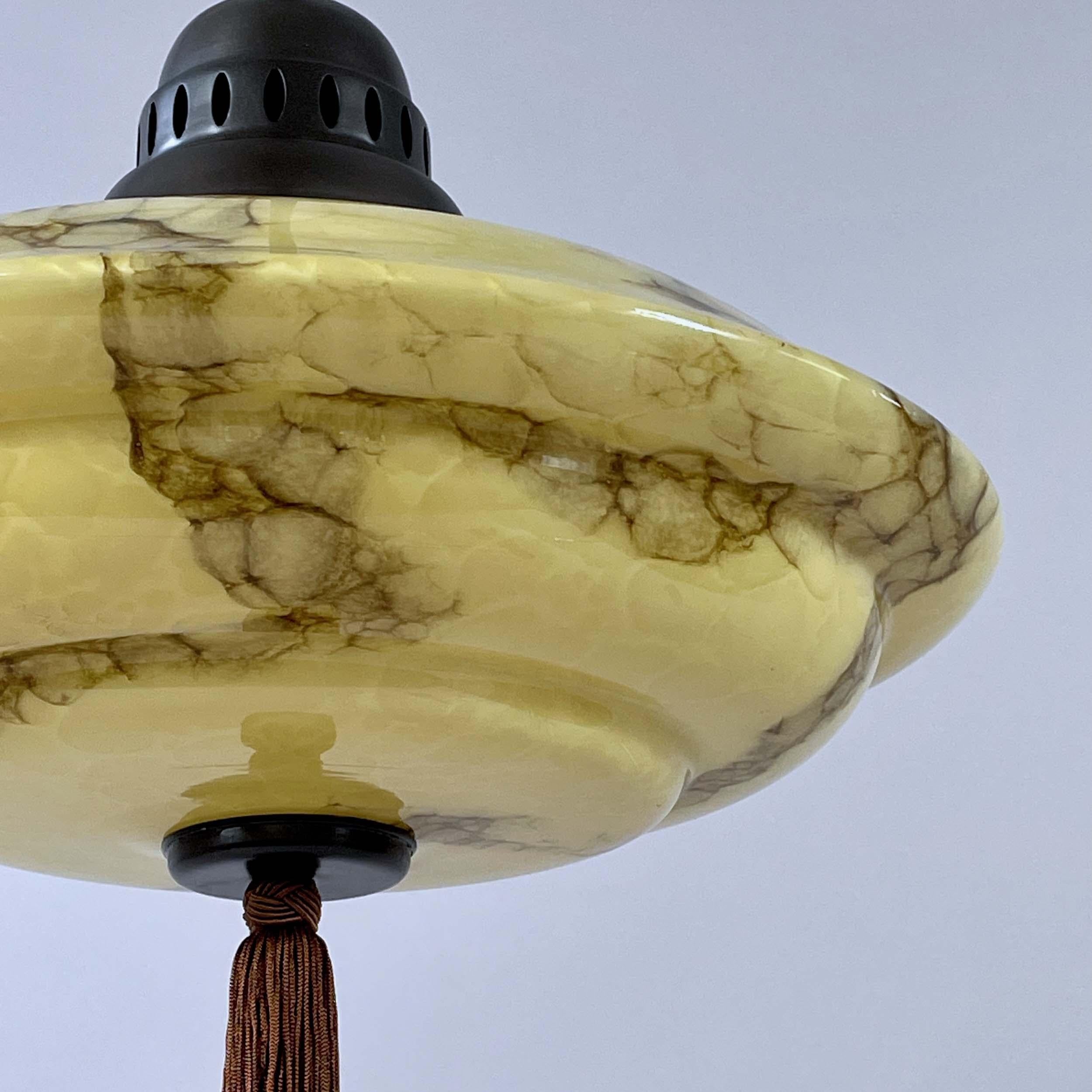 Colgante de vidrio opalino jaspeado y latón bruñido con borla, Alemania Años 30 Bruñido en venta